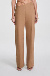 CALÇA RETA COM RECORTE E TIRA NO CÓS COLEÇÃO VERÃO 24