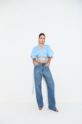 CALÇA RETA JEANS COM COSTURA DIAGONAL NA BARRA COLEÇÃO VERÃO 25