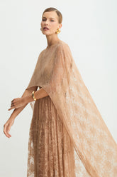 CONJUNTO DE VESTIDO LONGO COM DECOTE V EM RENDA E CAPA ALONGADA COLEÇÃO INVERNO 26