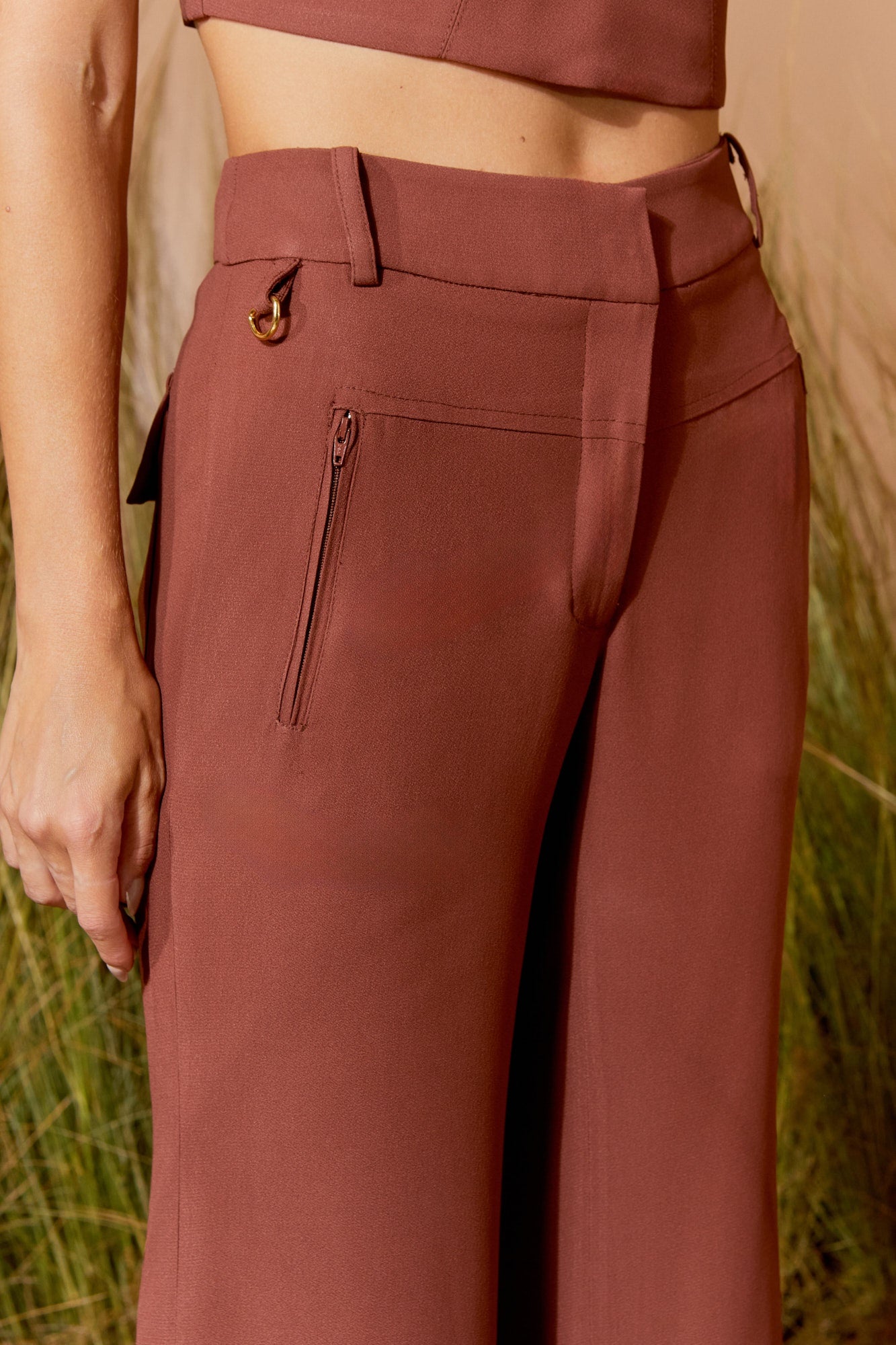 CALÇA DETALHE ZIPER E MEIA ARGOLA COLEÇÃO VERÃO 26