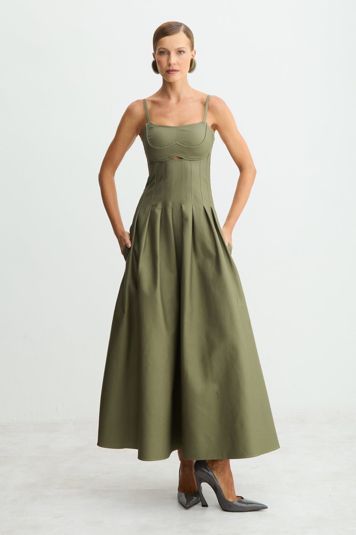 VESTIDO LONGO ACINTURADO PREGAS SAIA RECORTE BUSTO COLEÇÃO INVERNO 26