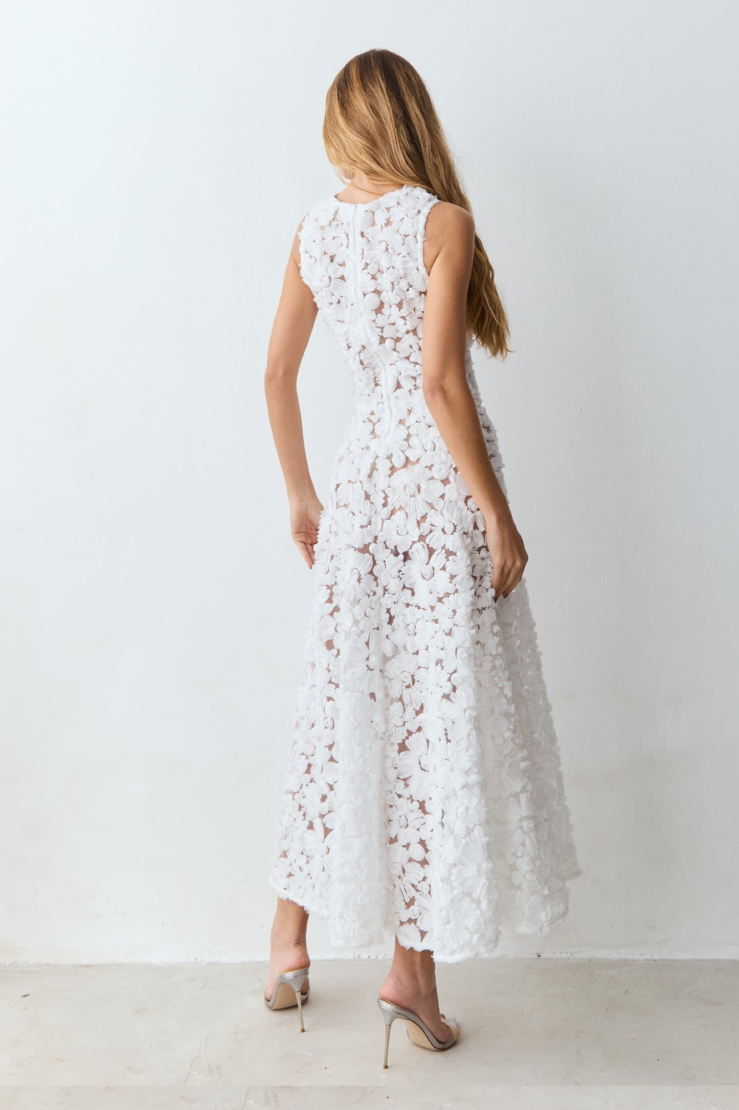 VESTIDO MIDI REGATA COM BARRA AMPLA EM TULE BORDADO COLEÇÃO INVERNO 26