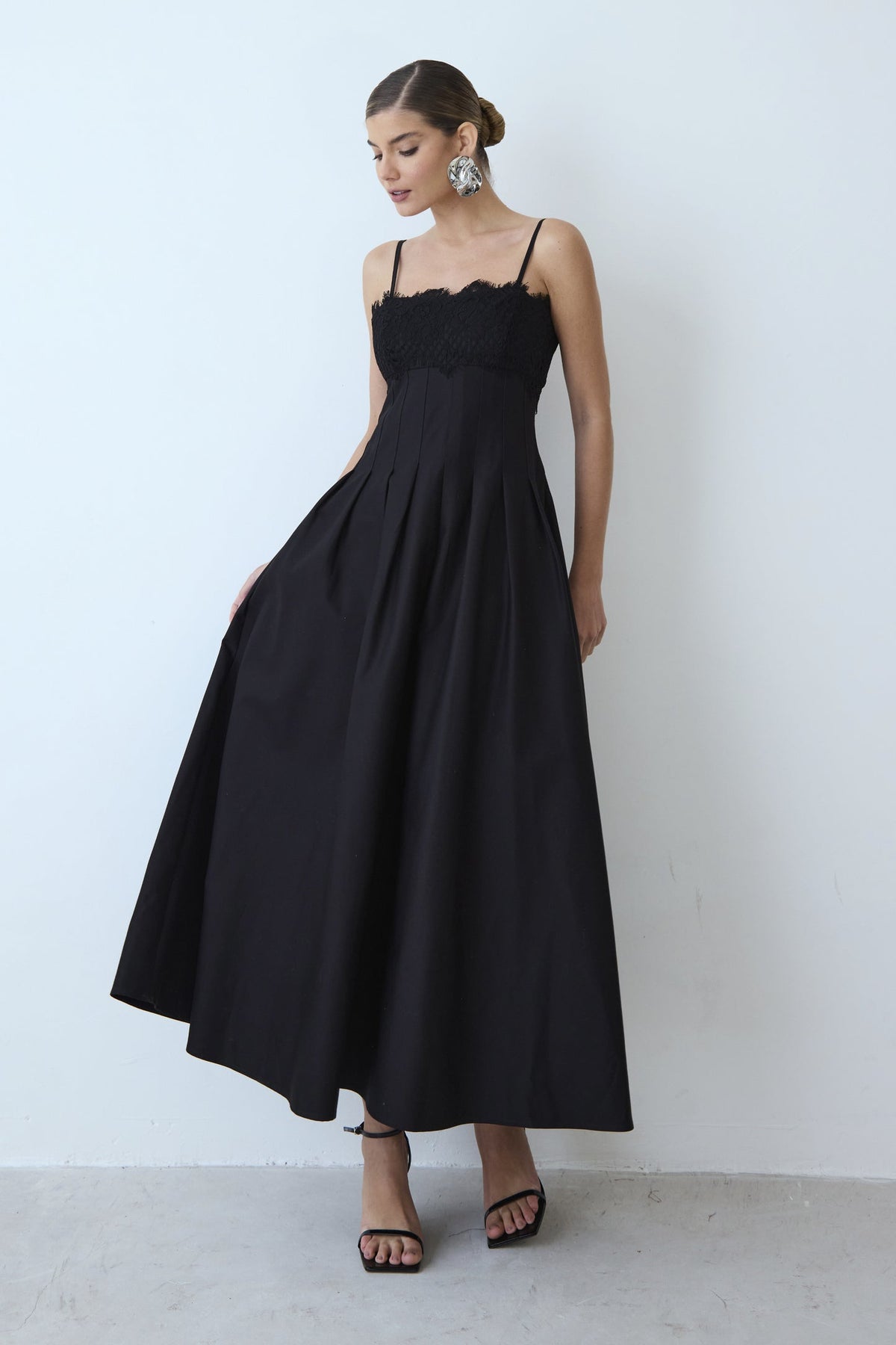 VESTIDO MIDI RECORTES PESPONTADOS CINTURA RENDA BUSTO COLEÇÃO INVERNO 26