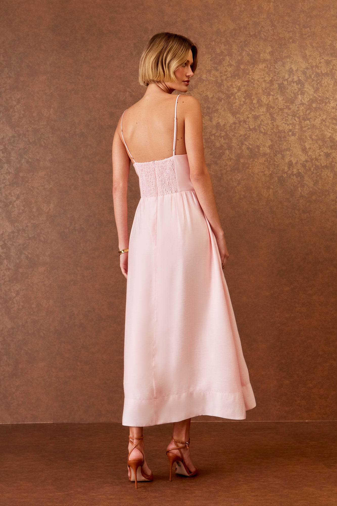 VESTIDO MIDI DECOTE PREGAS COLEÇÃO INVERNO 25