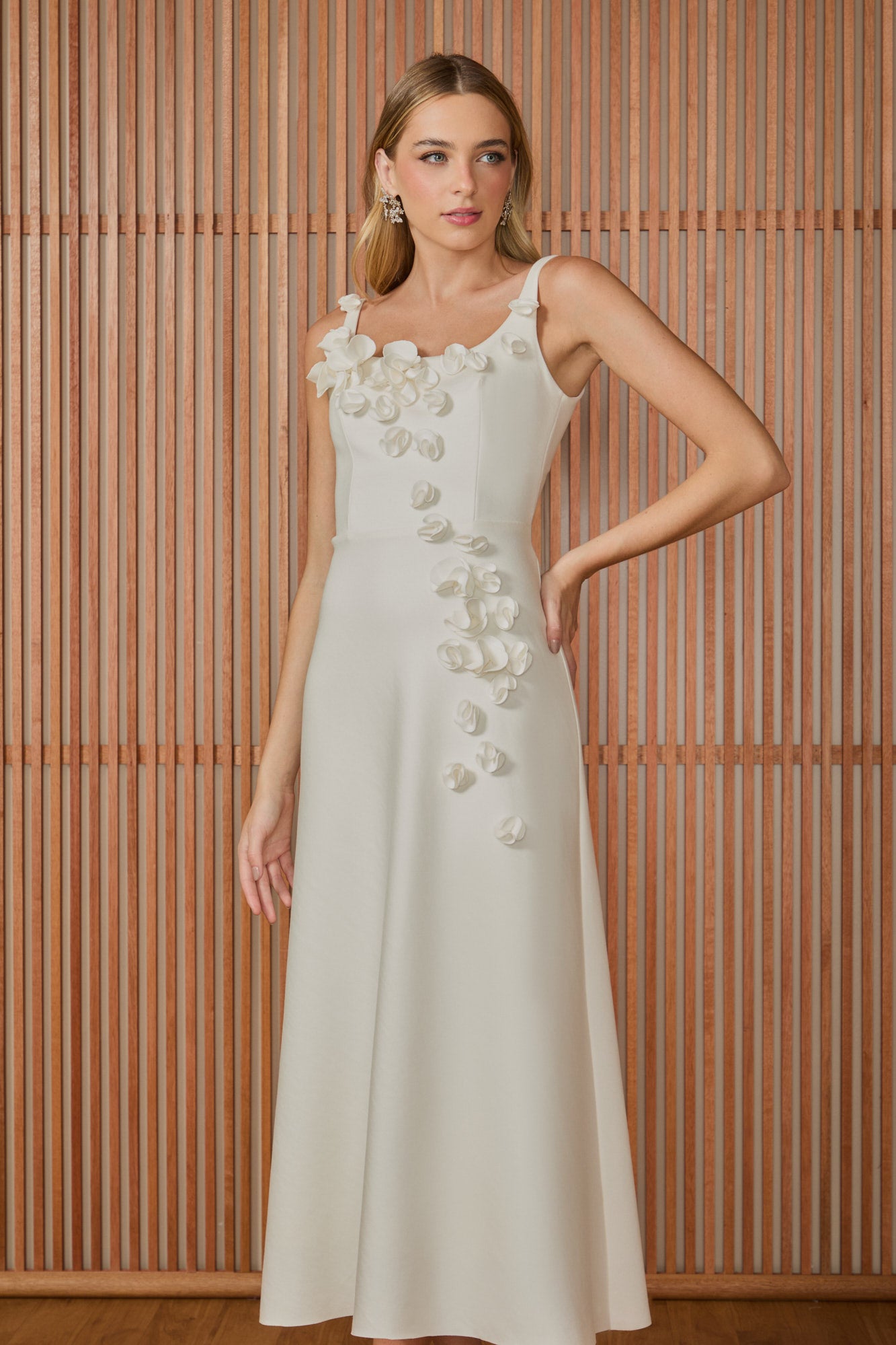 VESTIDO MIDI LORENA FLORES APLICADAS COLEÇÃO INVERNO 25