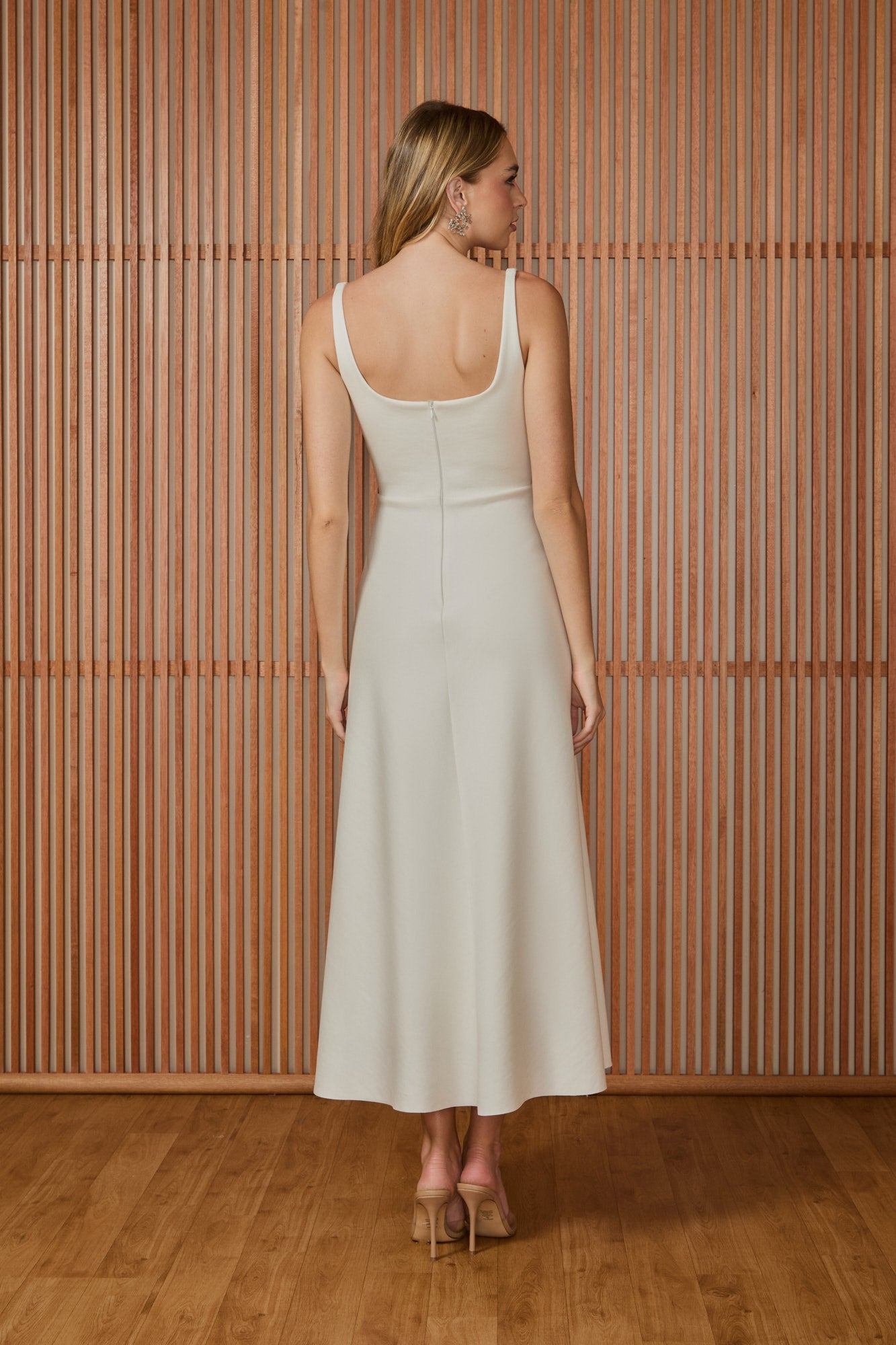 VESTIDO MIDI LORENA FLORES APLICADAS COLEÇÃO INVERNO 25
