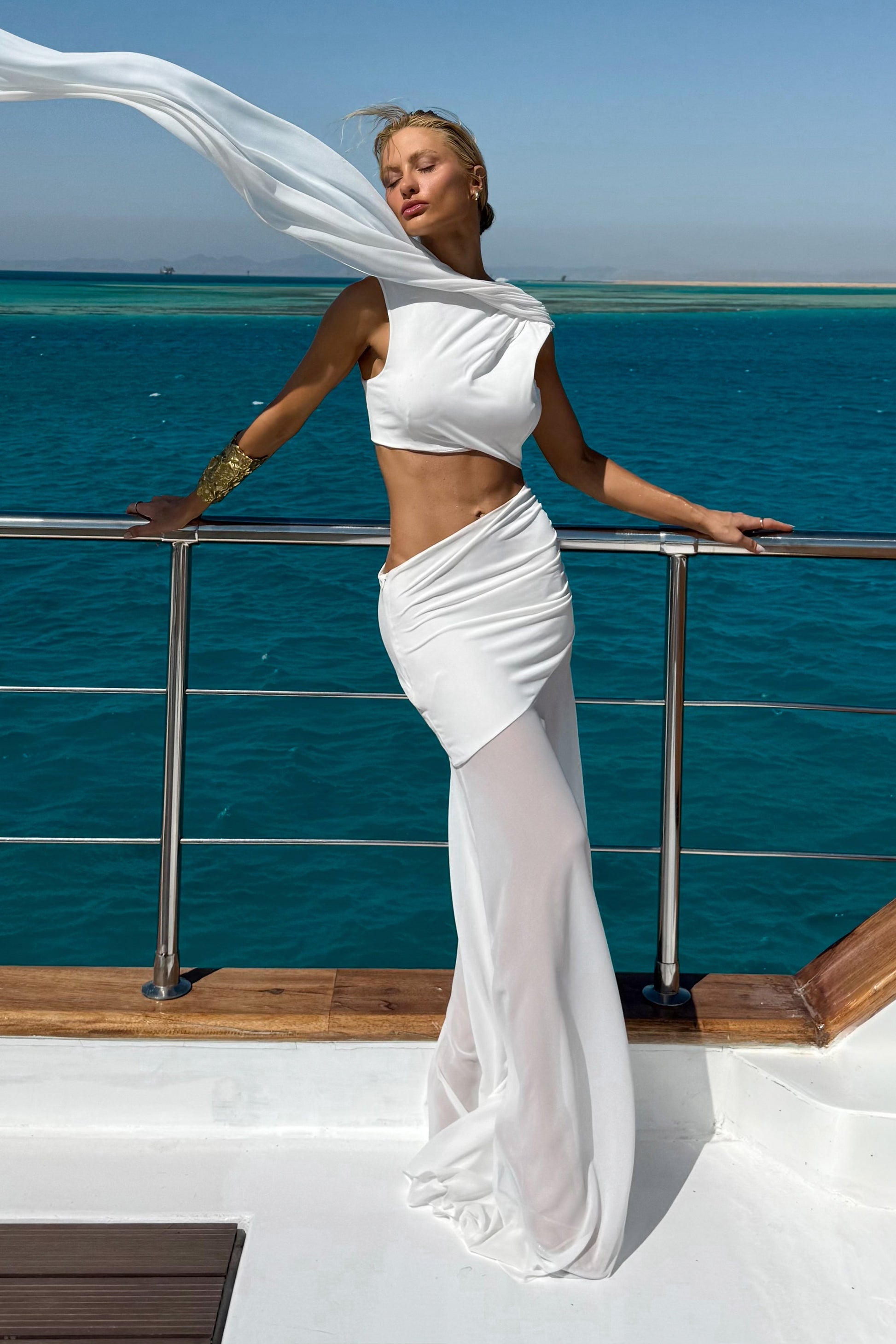 VESTIDO LONGO COM ABERTURA LATERAL E FAIXA FLUIDA COLEÇÃO VERÃO 27