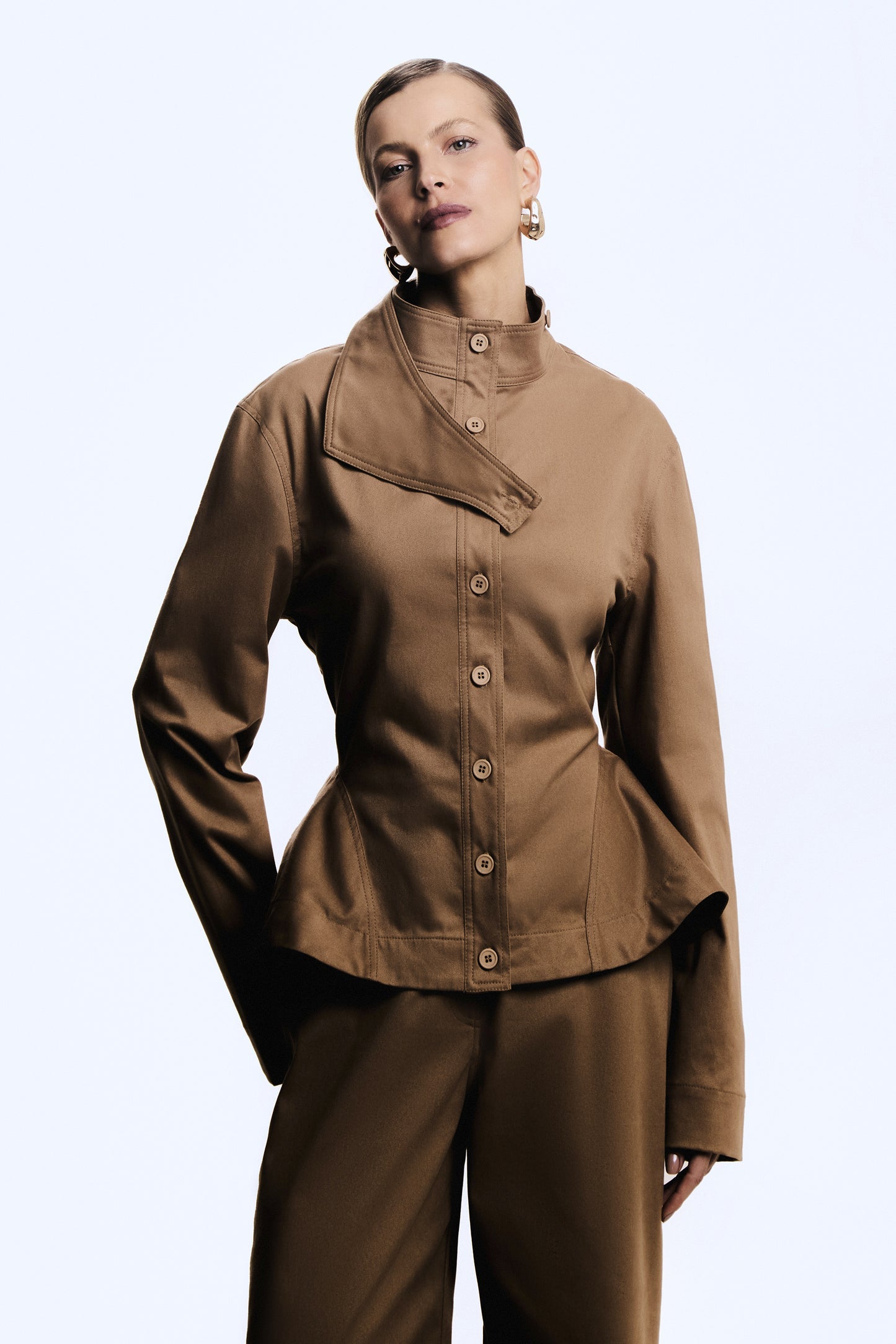 CONJUNTO CASACO CURTO ACINTURADO BARRA AMPLA E CALCA PANTALONA ESTRUTURADA COLEÇÃO INVERNO 26