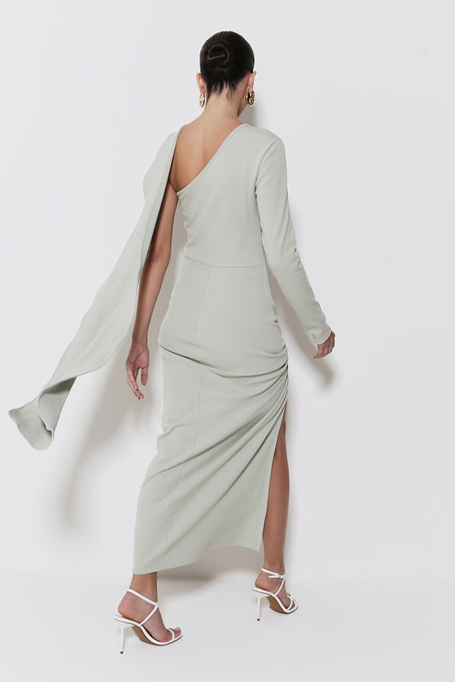 VESTIDO MIDI COM UMA MANGA SÓ COM DETALHE FAIXA OMBRO COLEÇÃO INVERNO 25