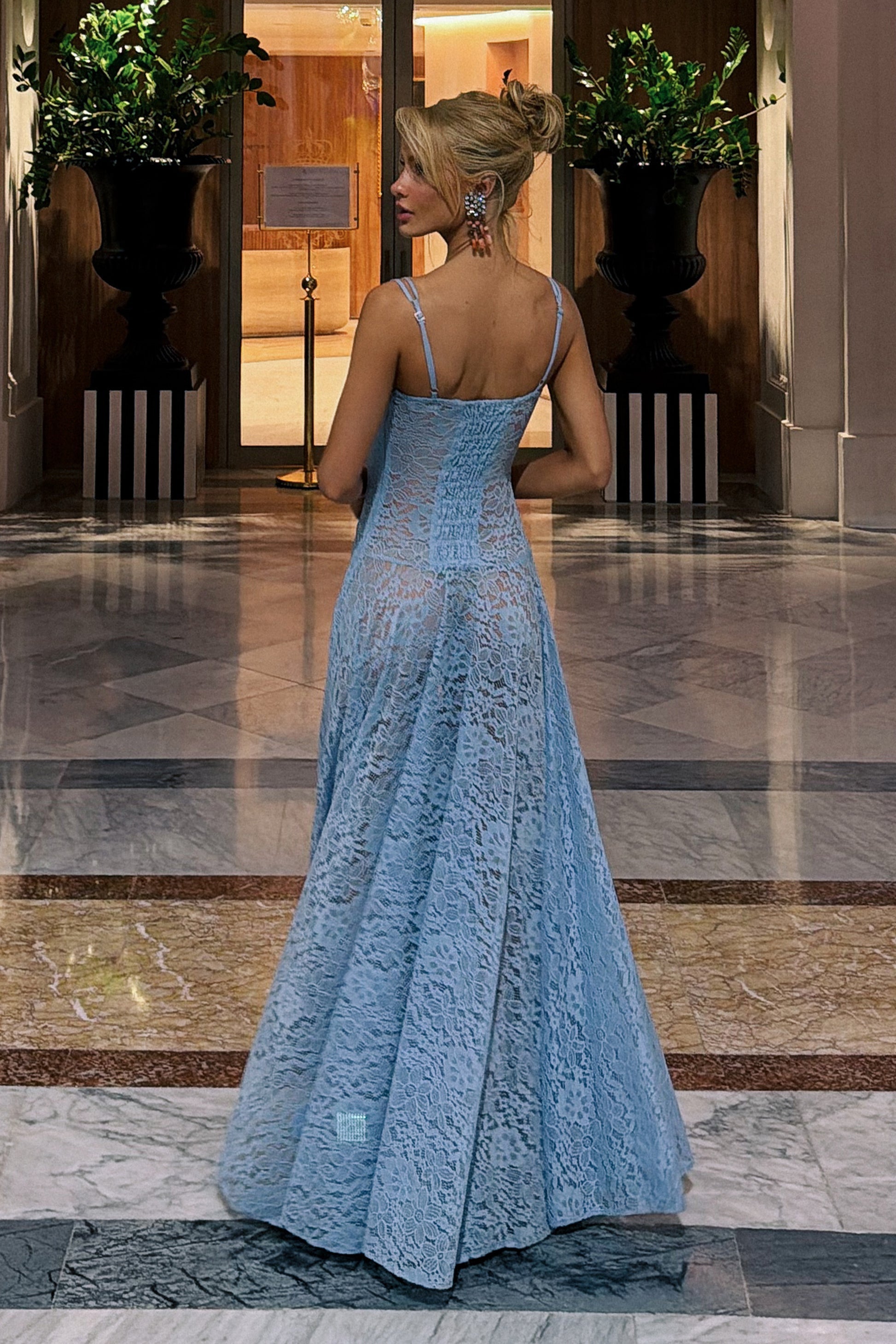 VESTIDO MIDI EM RENDA ACINTURADO COM DECOTE V COLEÇÃO VERÃO 27