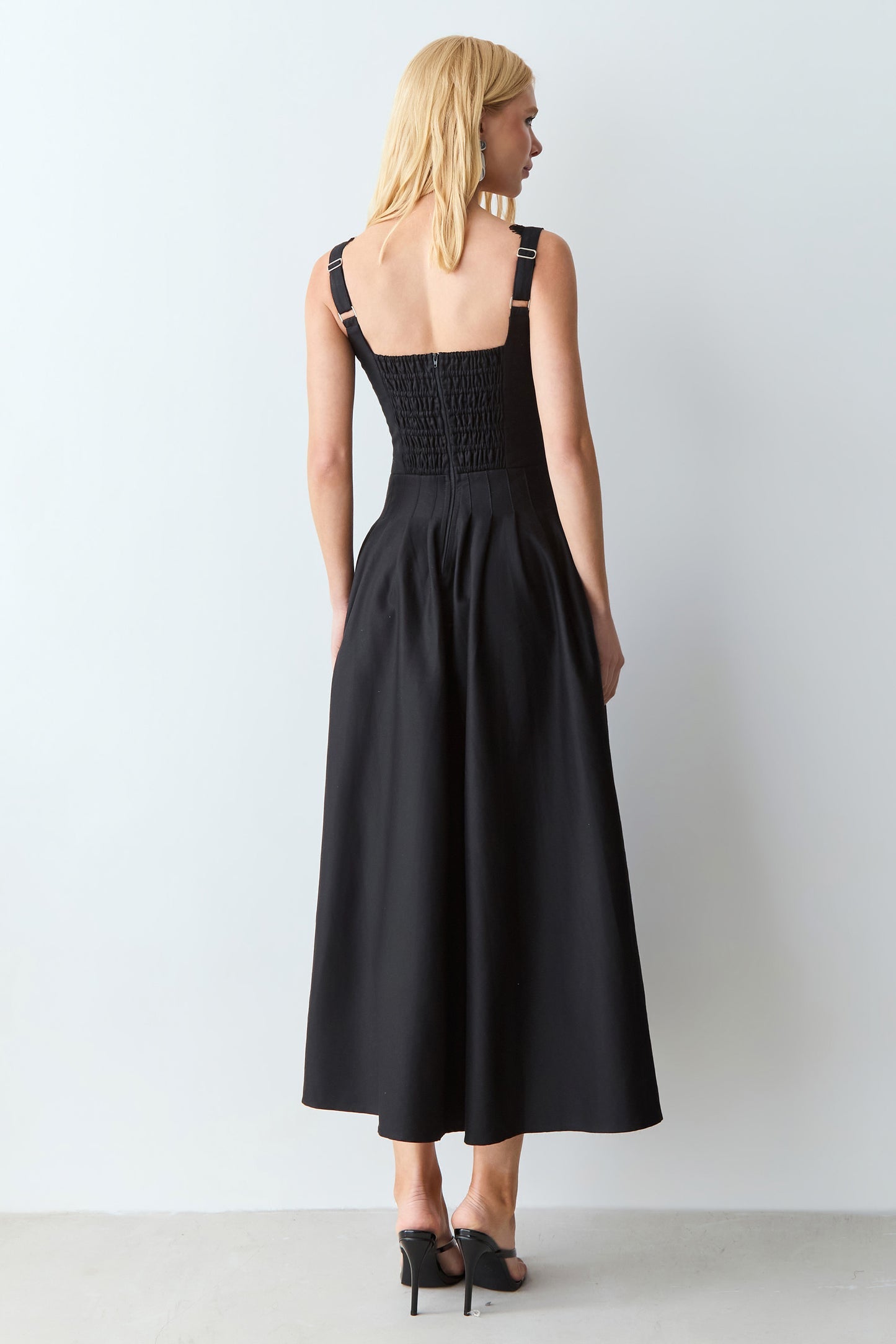 VESTIDO MIDI RECORTES PESPONTADOS E RENDA DECOTE COLEÇÃO VERÃO 27