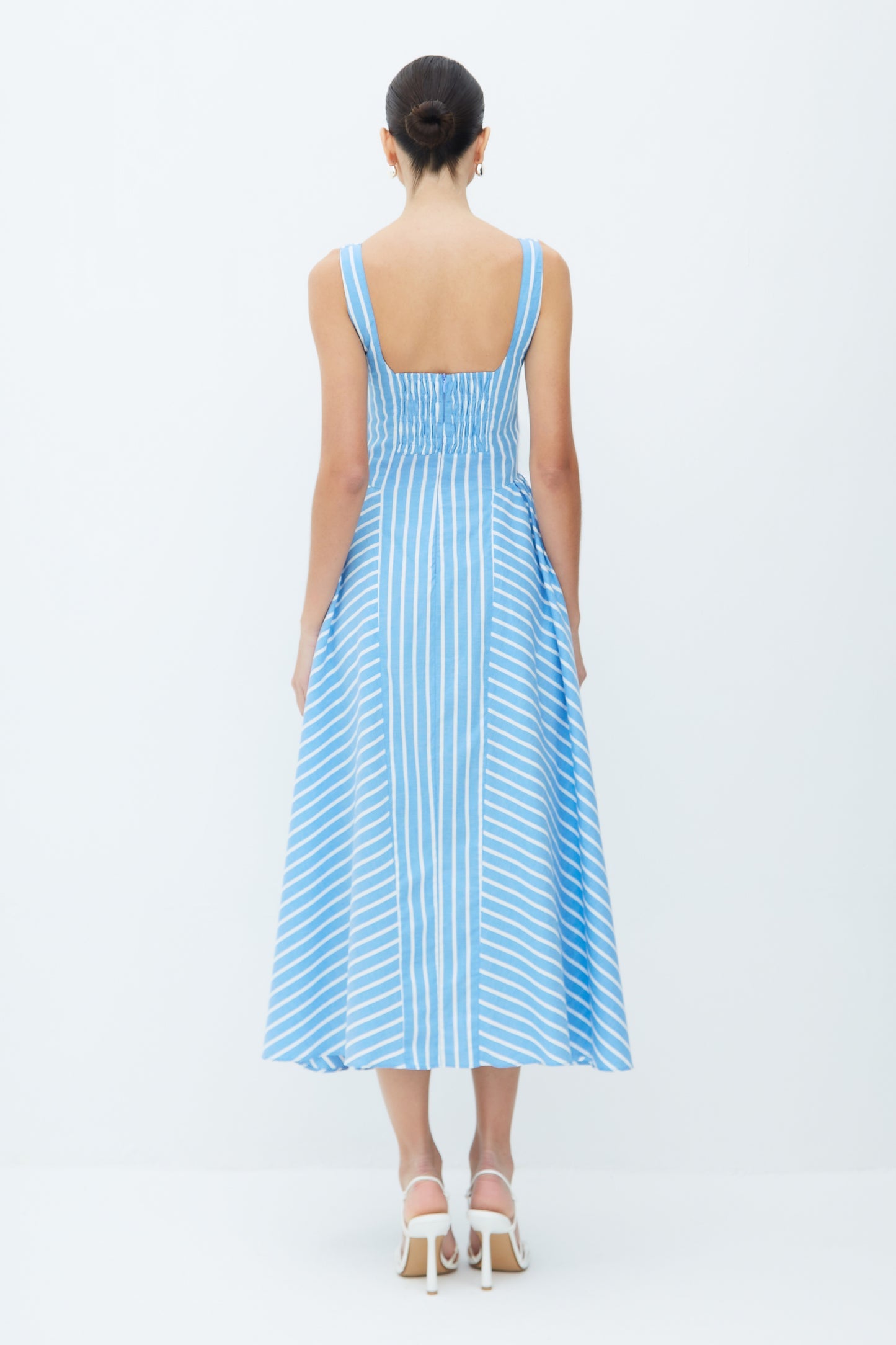 VESTIDO MIDI DECOTE RETO E SAIA AMPLA LISTRADO COLEÇÃO VERÃO 26