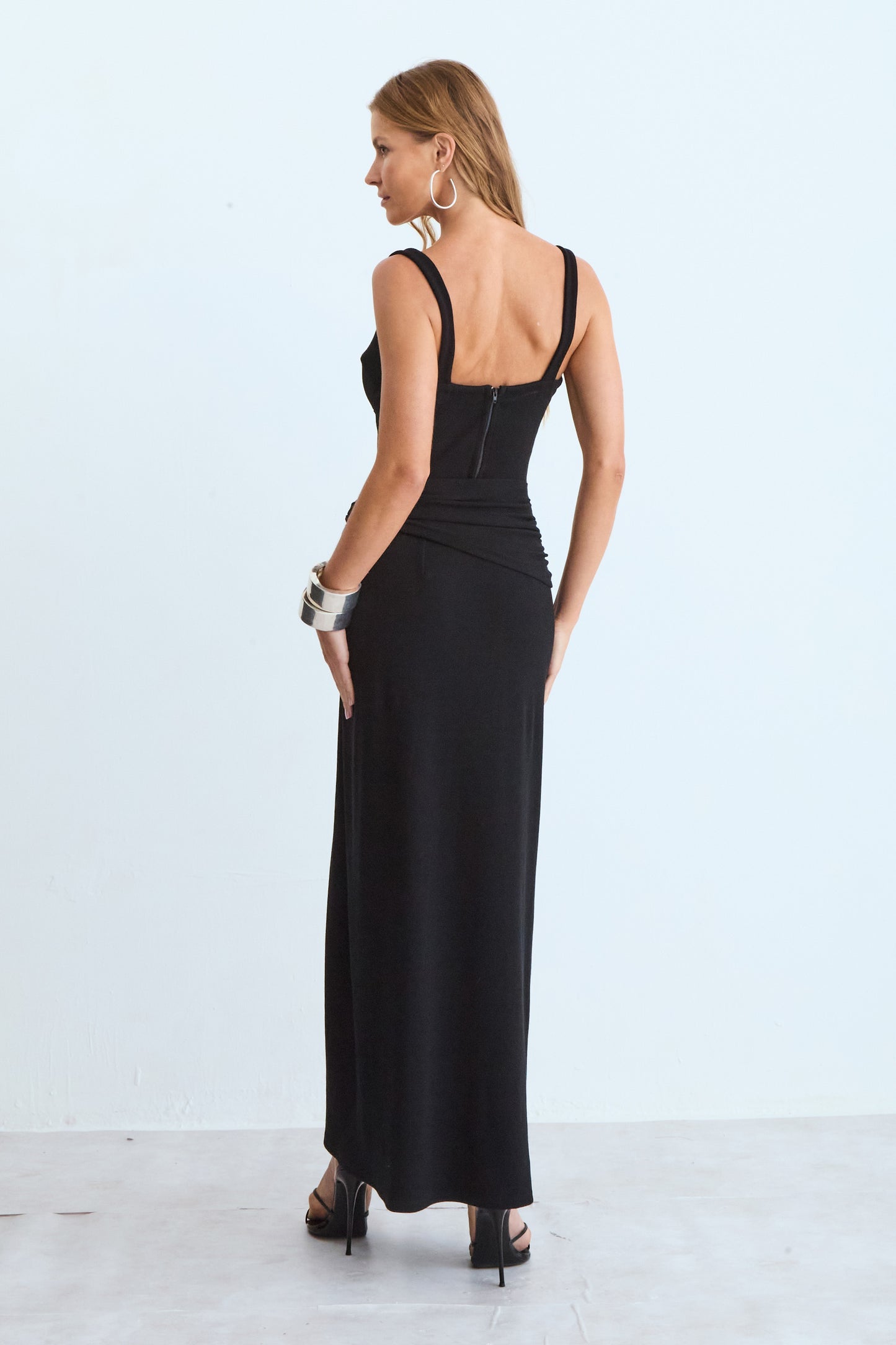 VESTIDO MIDI TORCAO LATERAL RECORTE BUSTO COLEÇÃO INVERNO 26