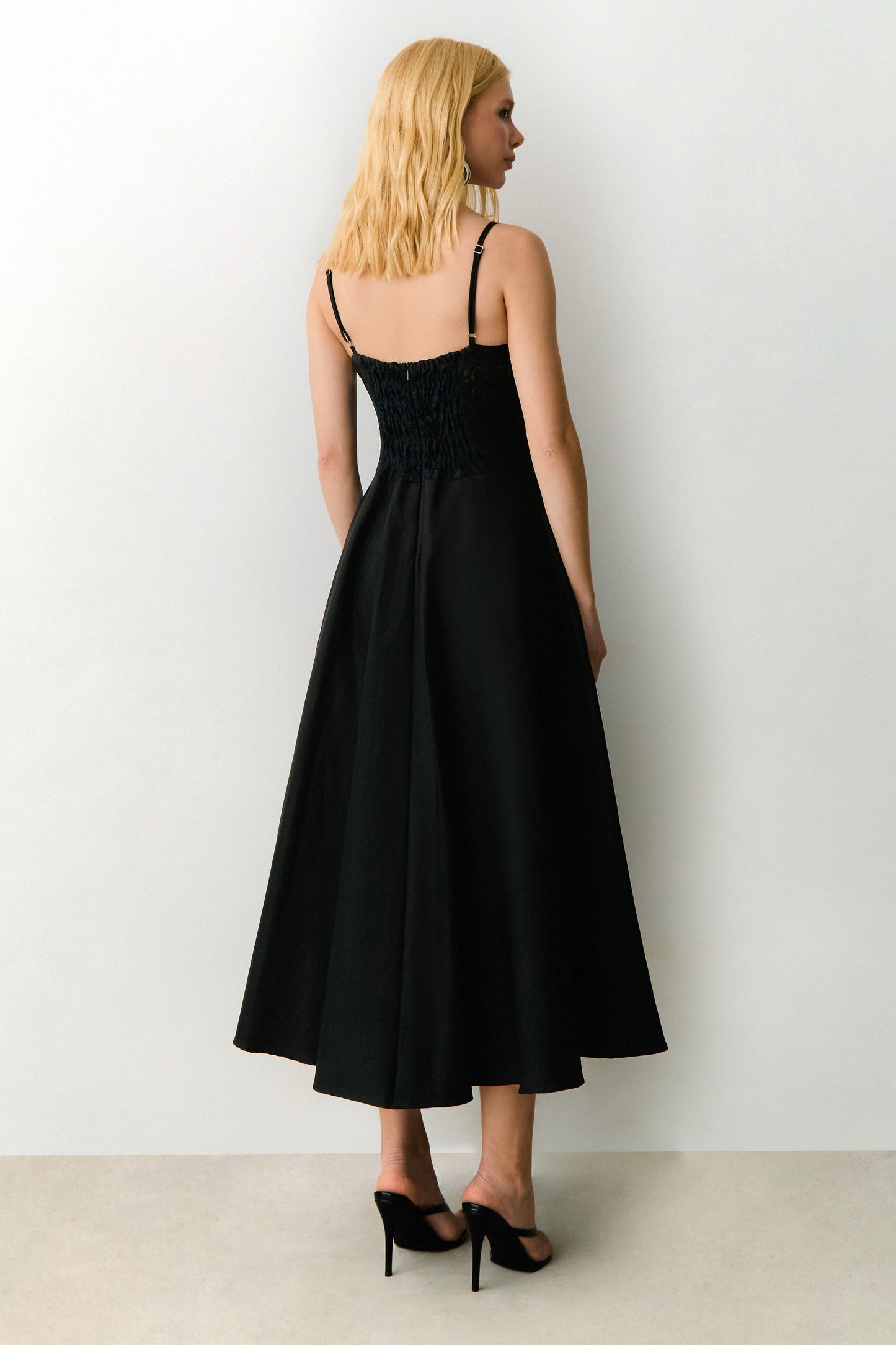 VESTIDO MIDI EM RENDA  ALÇA FINA E SAIA ESTRUTURADA COLEÇÃO VERÃO 27