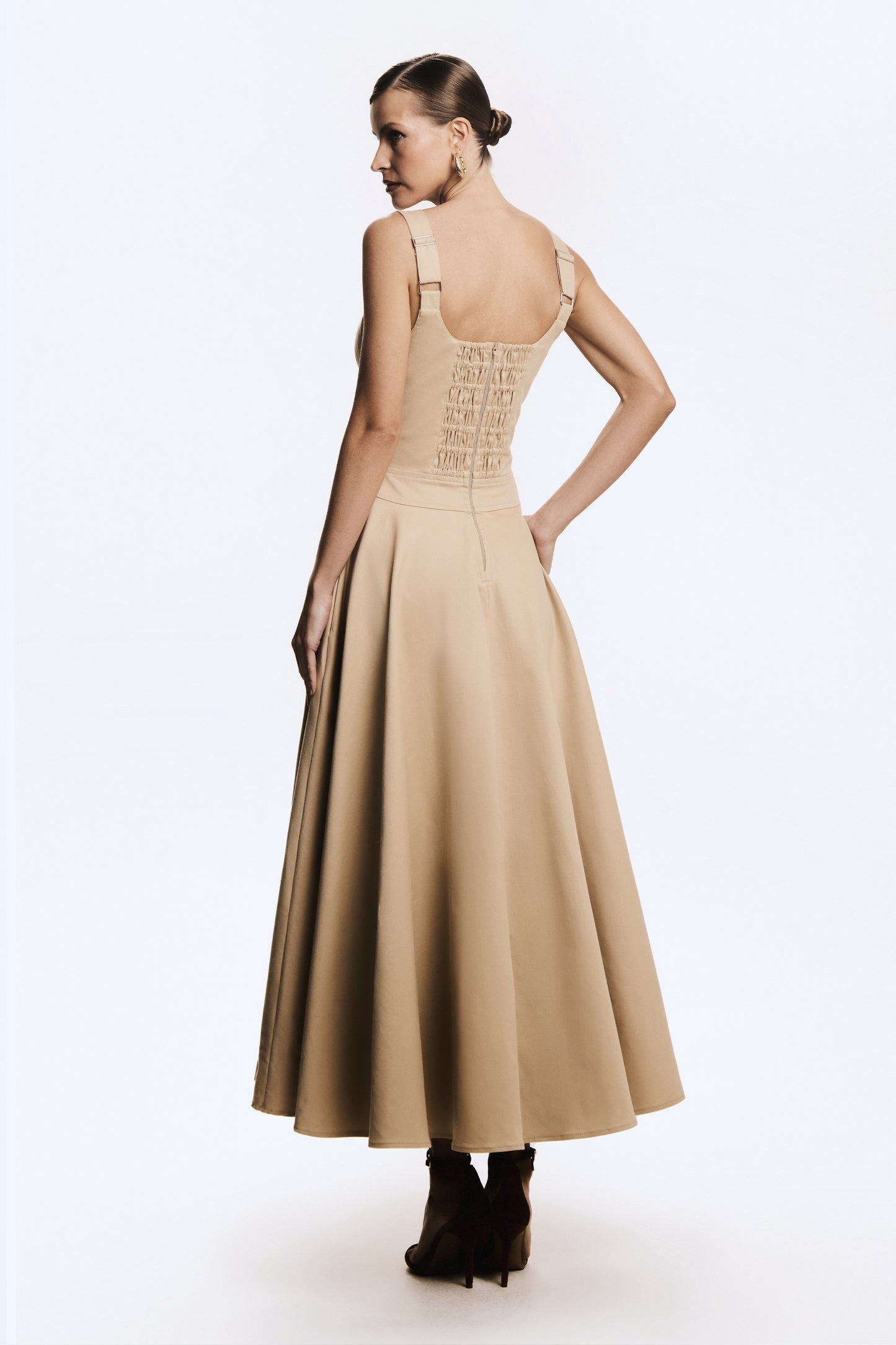 VESTIDO MIDI RECORTE NO BUSTO ACINTURADO BARRA AMPLA COLEÇÃO INVERNO 26