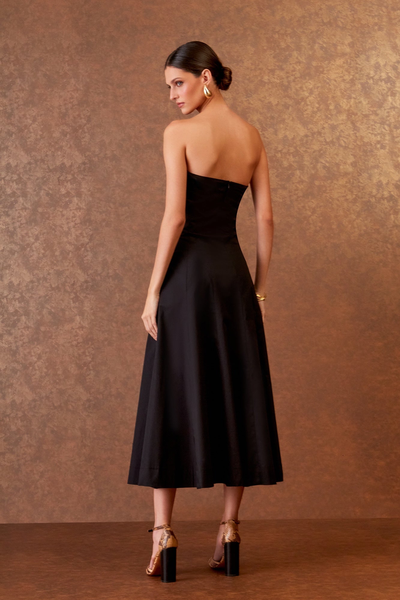 VESTIDO MIDI PREGAS E BOLSOS COLEÇÃO INVERNO 25