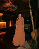 CONJUNTO DE VESTIDO LONGO FLUIDO DECOTE V COM RECORTES FRANZIDOS E CAPA ALONGADA COM FLUIDEZ COLEÇÃO INVERNO 26