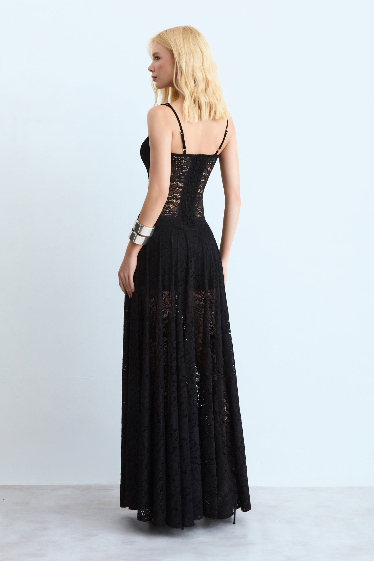 VESTIDO MIDI EM RENDA ACINTURADO COM DECOTE V COLEÇÃO VERÃO 27
