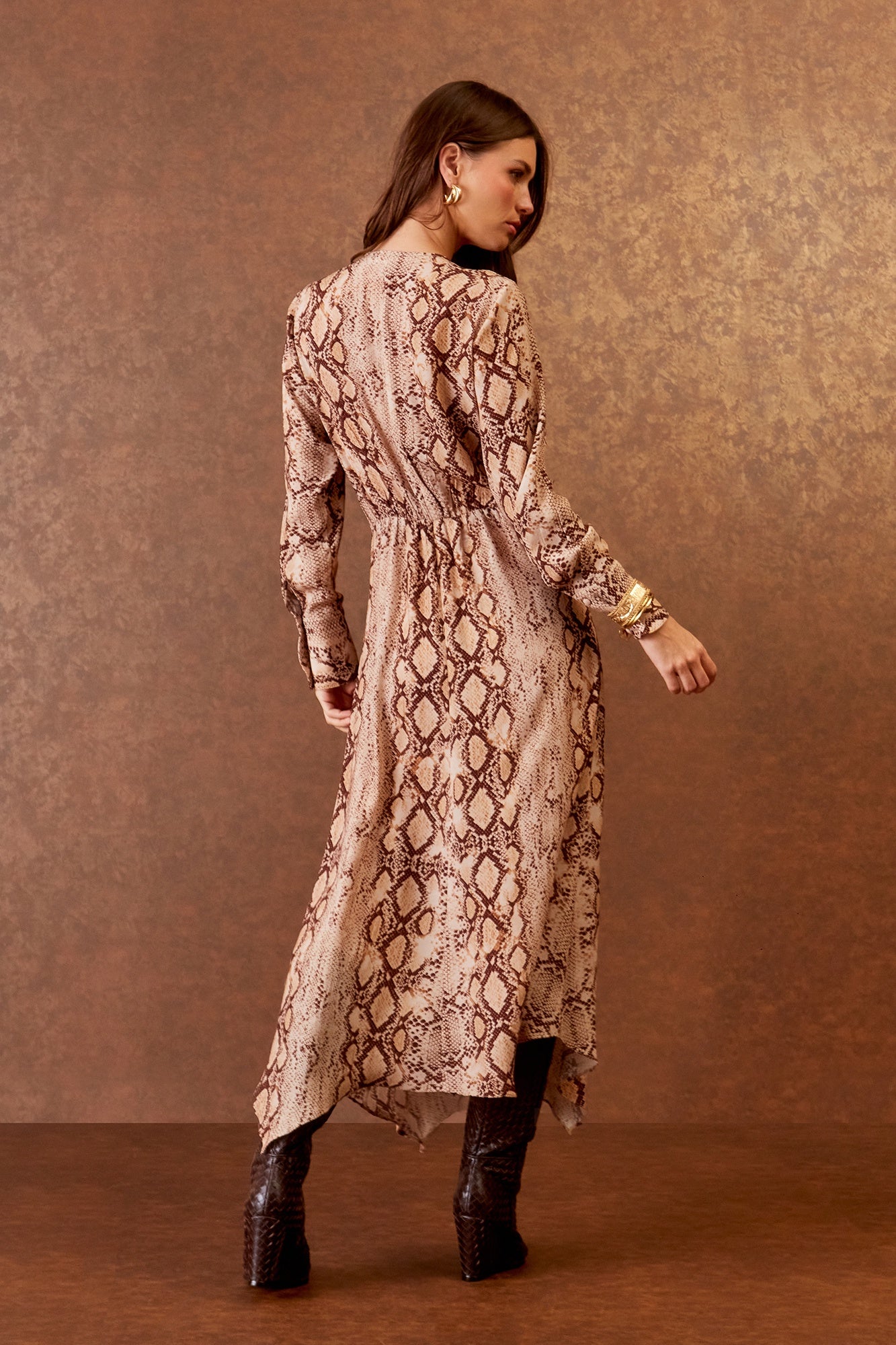 VESTIDO MIDI NO DECOTE ESTAMPA SERPENTE COLEÇÃO INVERNO 25