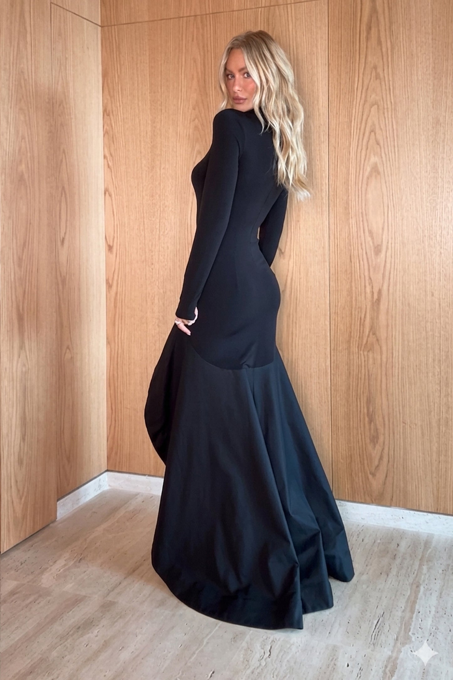 VESTIDO MULLET AJUSTADO COM BARRA ESTRUTURADA COLEÇÃO INVERNO 26