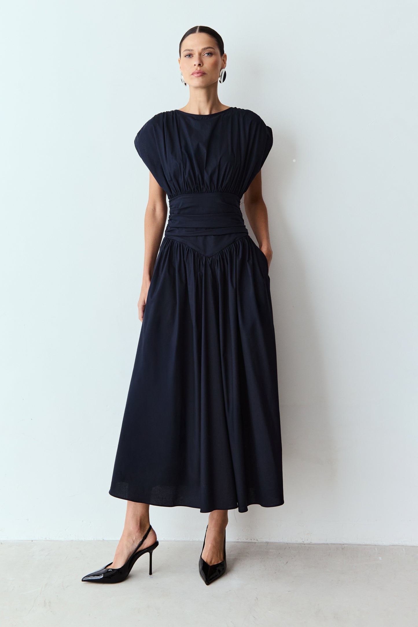 VESTIDO MIDI COS LARGO E ACINTURADO E MANGA AMPLA COLEÇÃO VERÃO 26