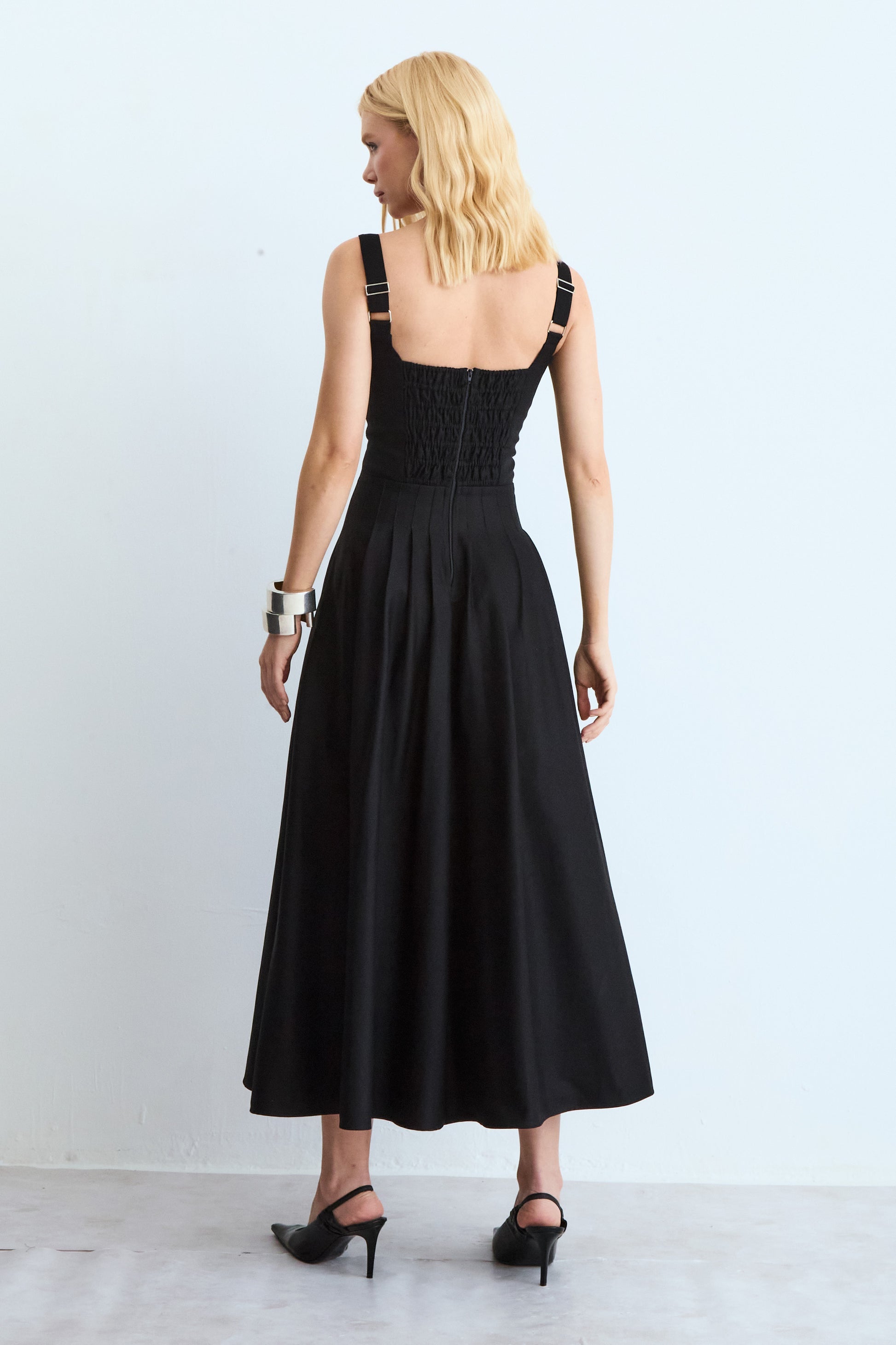 VESTIDO MIDI RECORTE V BUSTO E PREGAS NA SAIA COLEÇÃO INVERNO 26