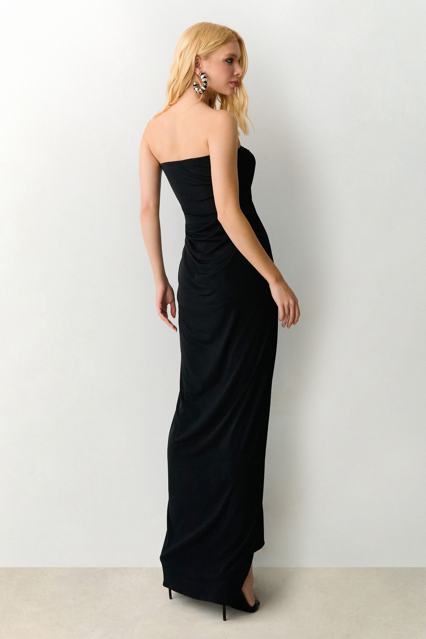 VESTIDO MIDI TOMARA QUE CAIA COM TORÇÃO BUSTO COLEÇÃO VERÃO 27