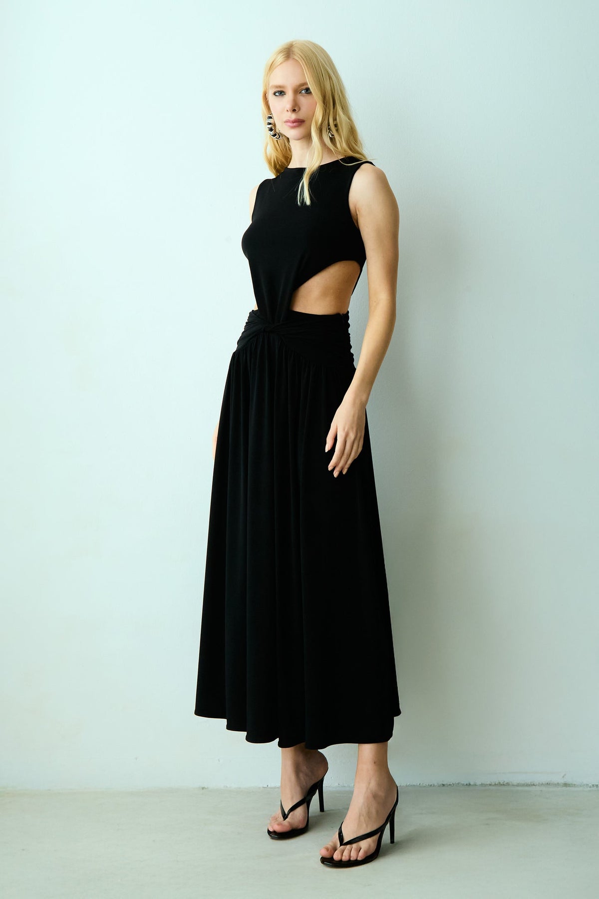 VESTIDO MIDI DECOTE V COSTAS E ABERTURAS LATERAIS COLEÇÃO VERÃO 27