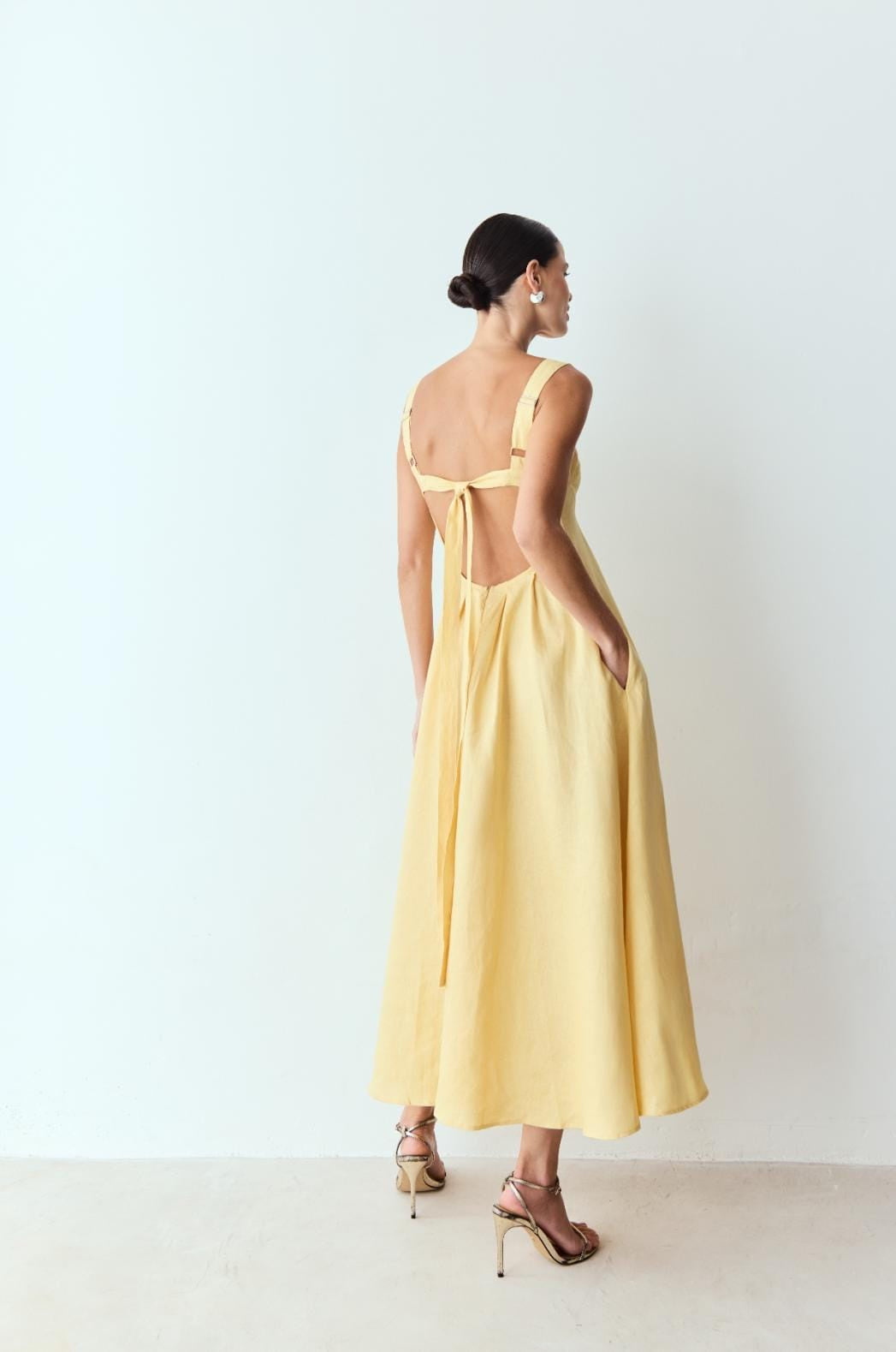 VESTIDO MIDI COM PREGAS COSTAS ABERTRAS E AMARRAÇÃO COLEÇÃO VERÃO 26