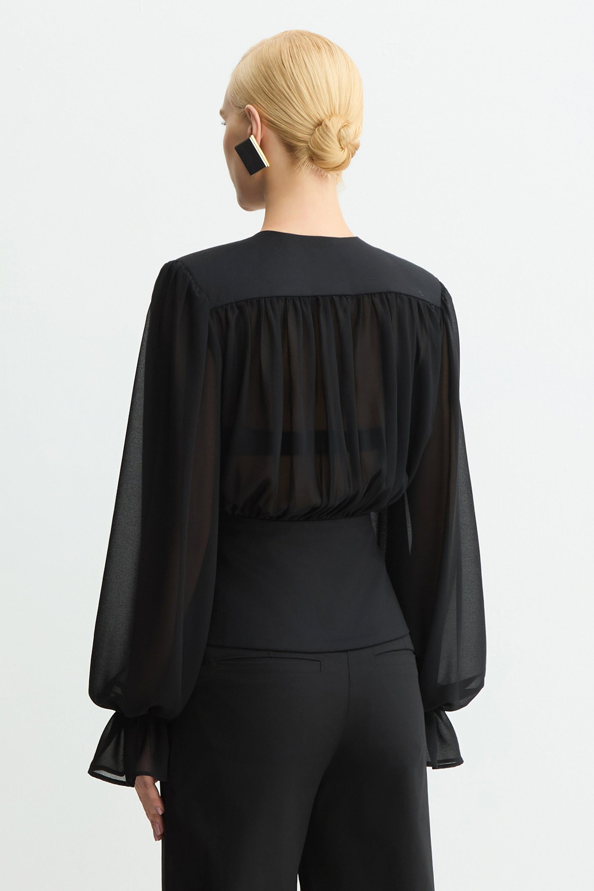 CONJUNTO DE BLUSA COM TRANSPARENCIA E ACINTURADA E CALÇA ESTRUTURADA COLEÇÃO INVERNO 26