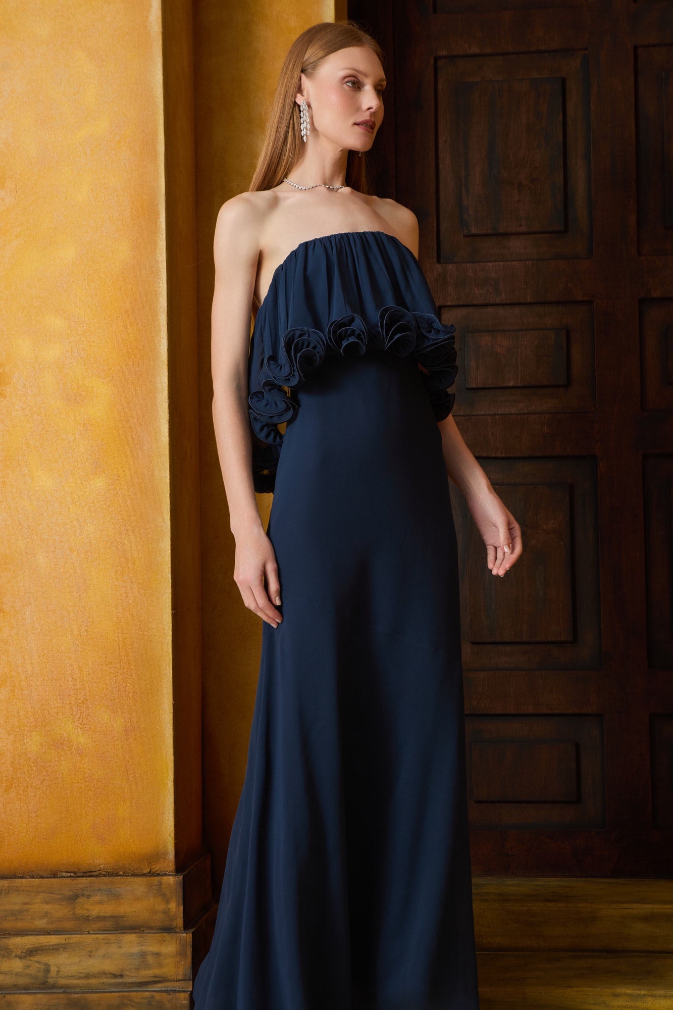 VESTIDO LONGO BABADO FRUFRU DECOTE COLEÇÃO INVERNO 26