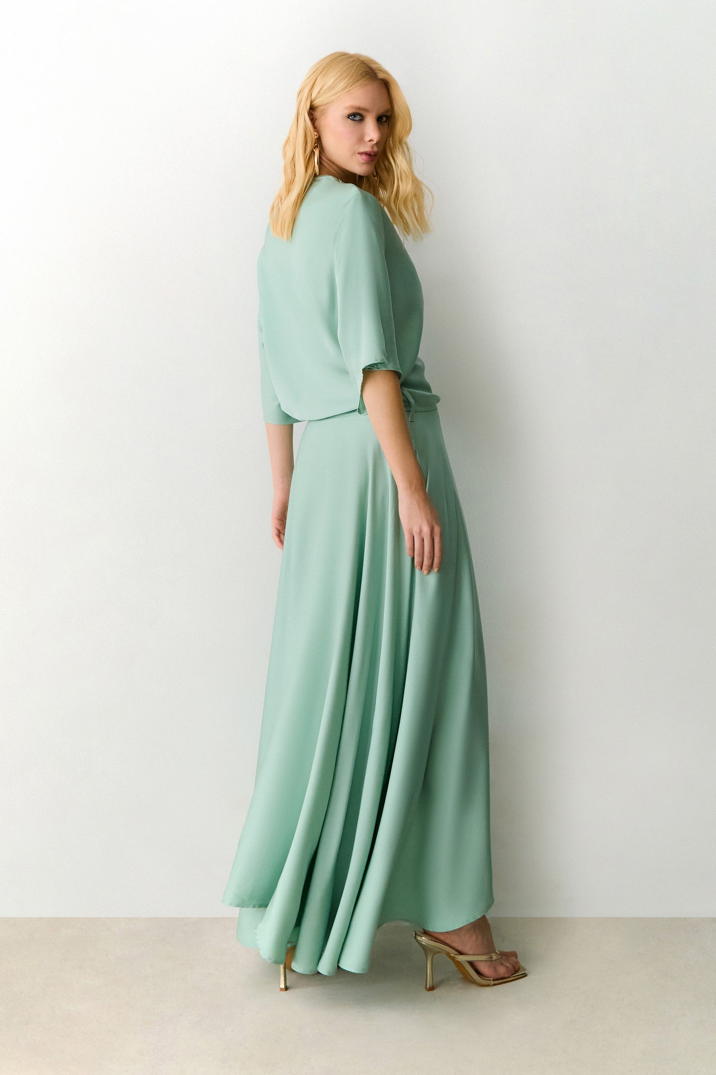 VESTIDO MIDI FLUIDO COM TRANSPASSE SAIA COLEÇÃO VERÃO 27