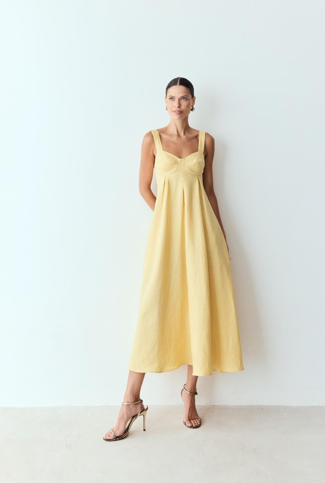 VESTIDO MIDI COM PREGAS COSTAS ABERTRAS E AMARRAÇÃO COLEÇÃO VERÃO 26