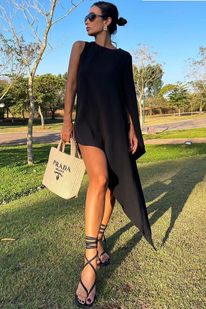 VESTIDO CURTO FLUIDO COM UM MANGA SÓ COLEÇÃO VERÃO 24
