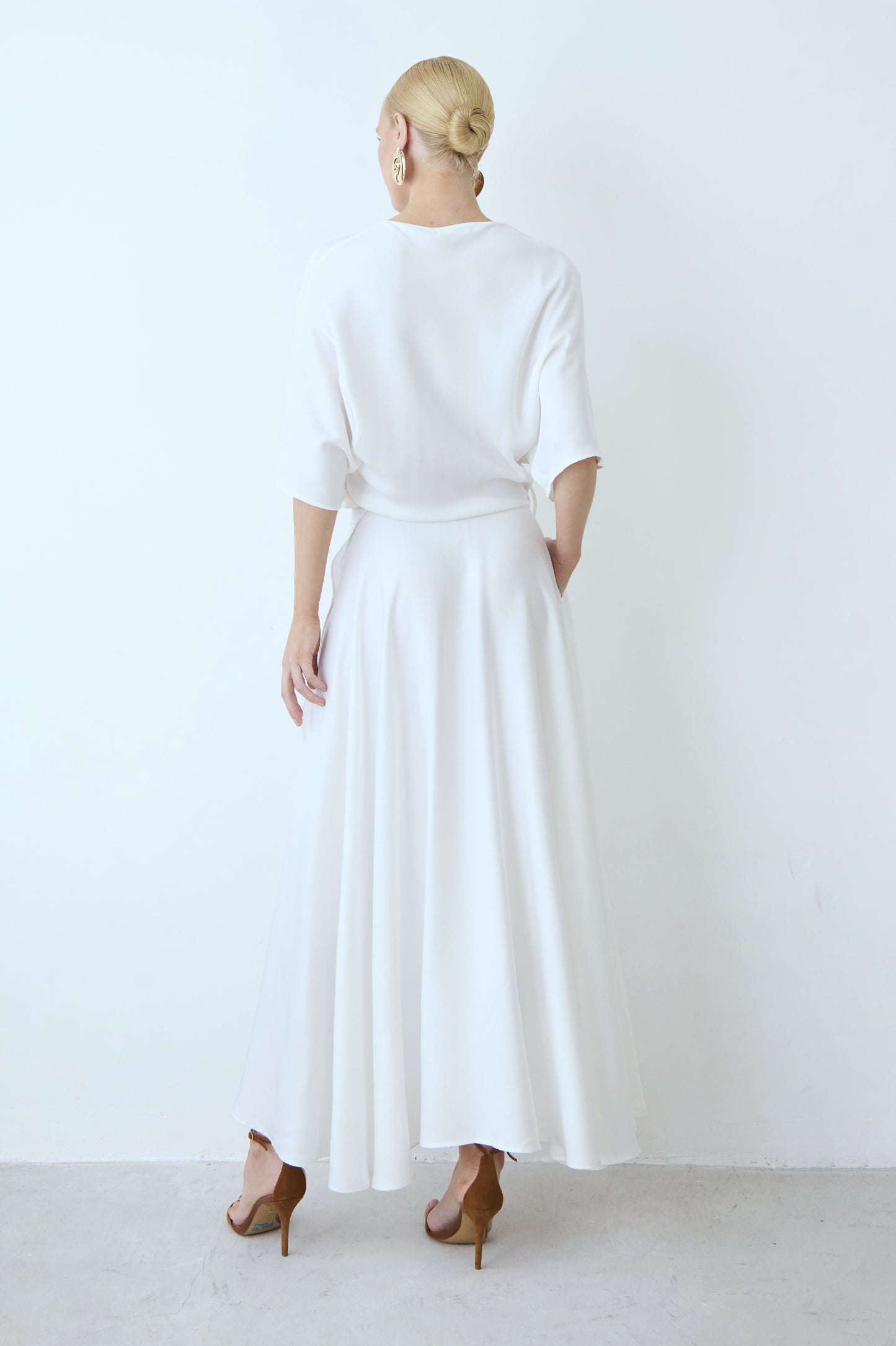 VESTIDO MIDI FLUIDO COM TRANSPASSE SAIA COLEÇÃO INVERNO 26