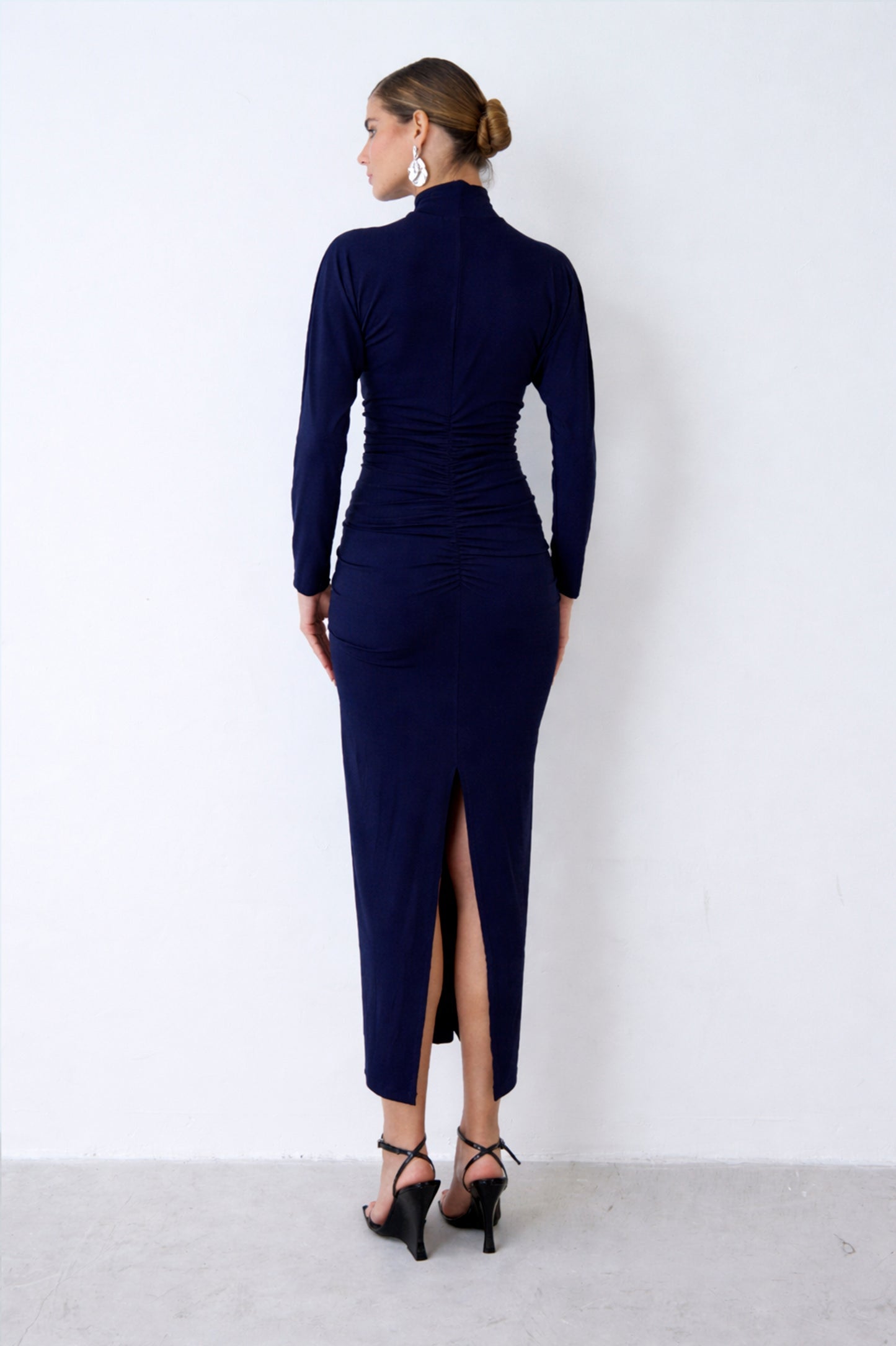 VESTIDO MIDI GOLA ALTA FRANZIDOS LATERAIS E COSTAS COLEÇÃO INVERNO 26