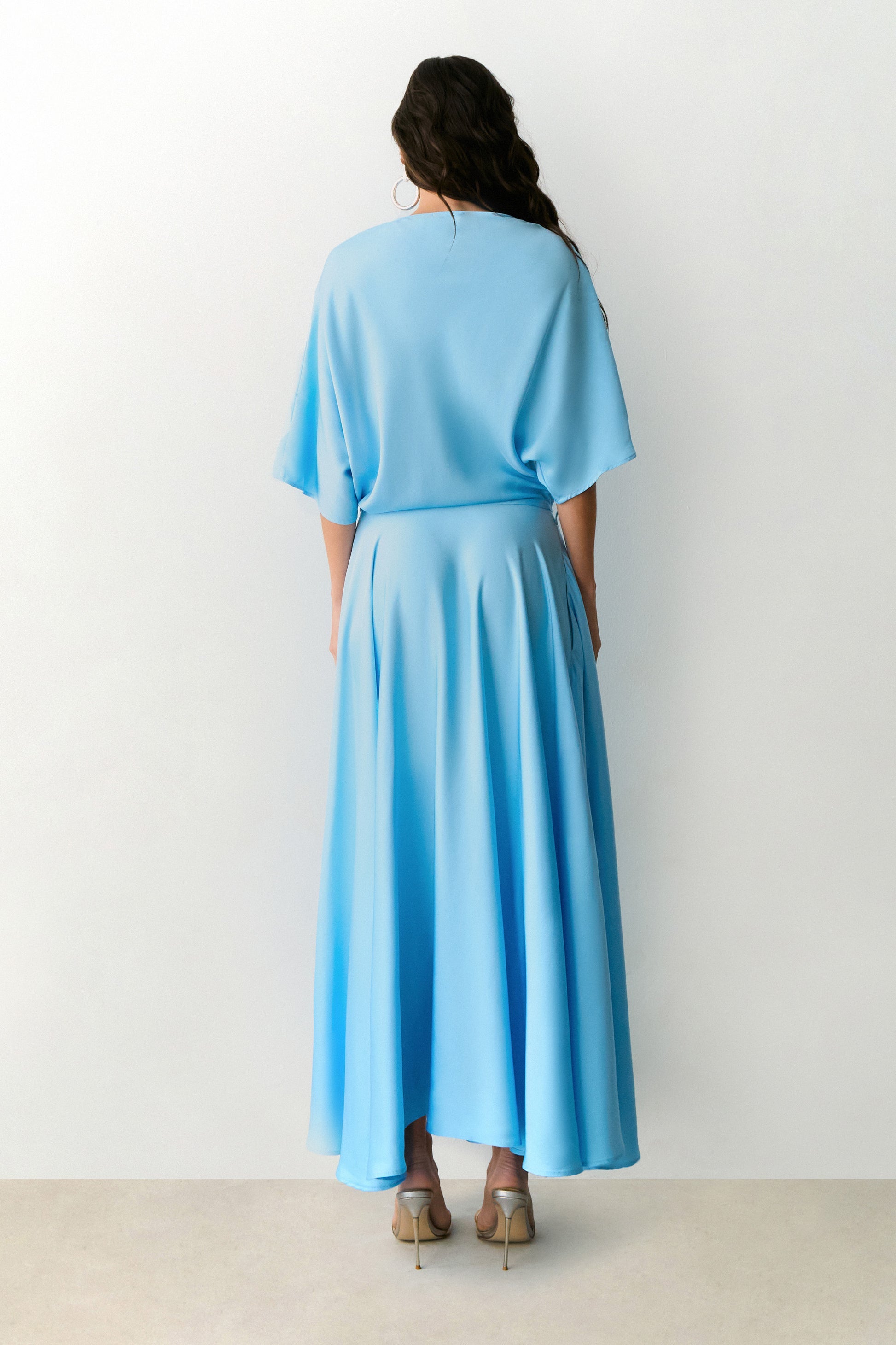 VESTIDO MIDI FLUIDO COM TRANSPASSE SAIA COLEÇÃO VERÃO 27