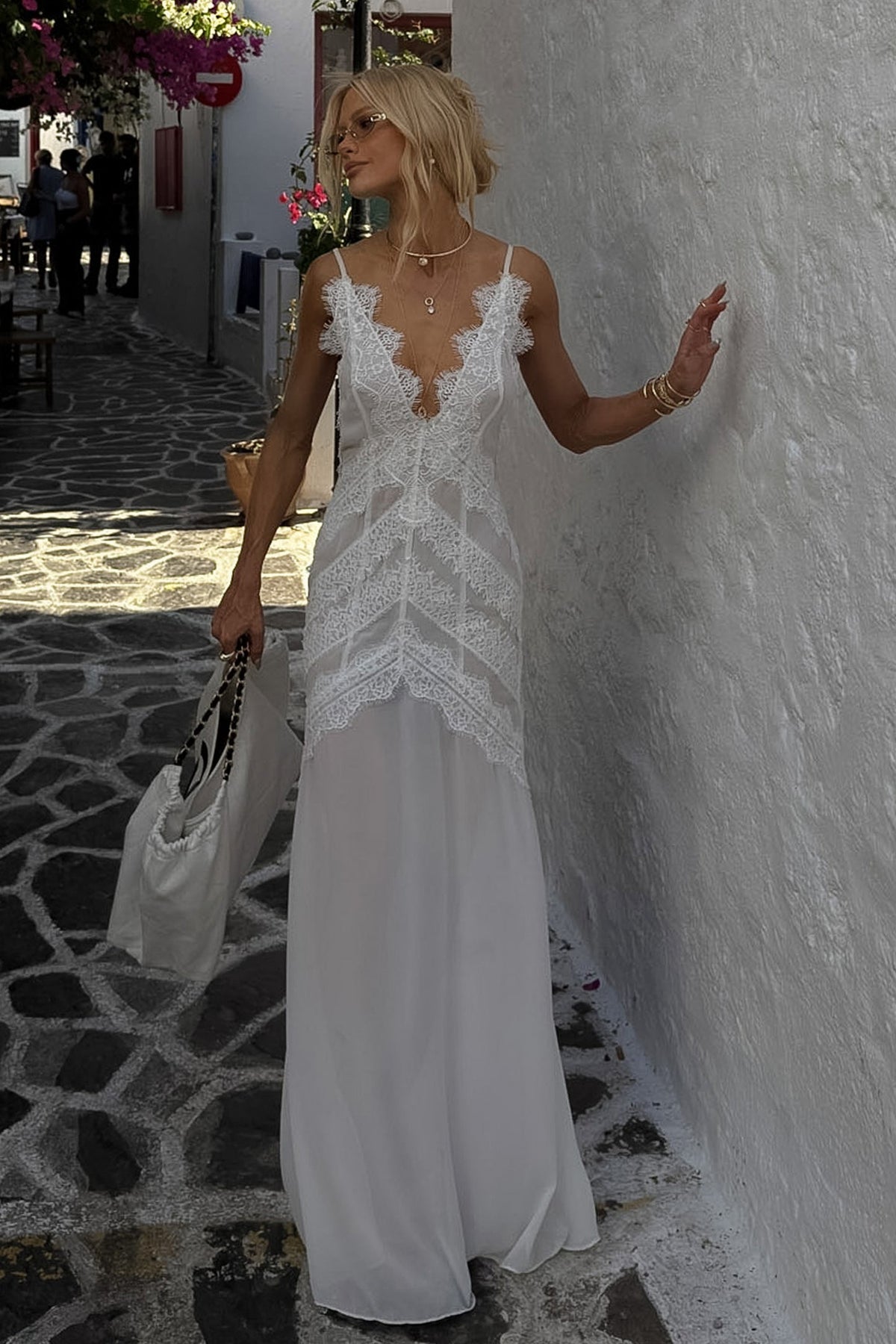 VESTIDO LONGO COM FLUIDEZ DETALHES EM RENDA E ALÇA FINA COLEÇÃO VERÃO 27