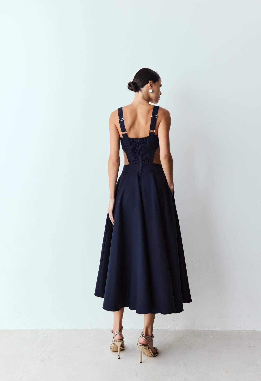 VESTIDO MIDI COM DECOTE RETO E ABERTURA LATERAL COLEÇÃO VERÃO 26