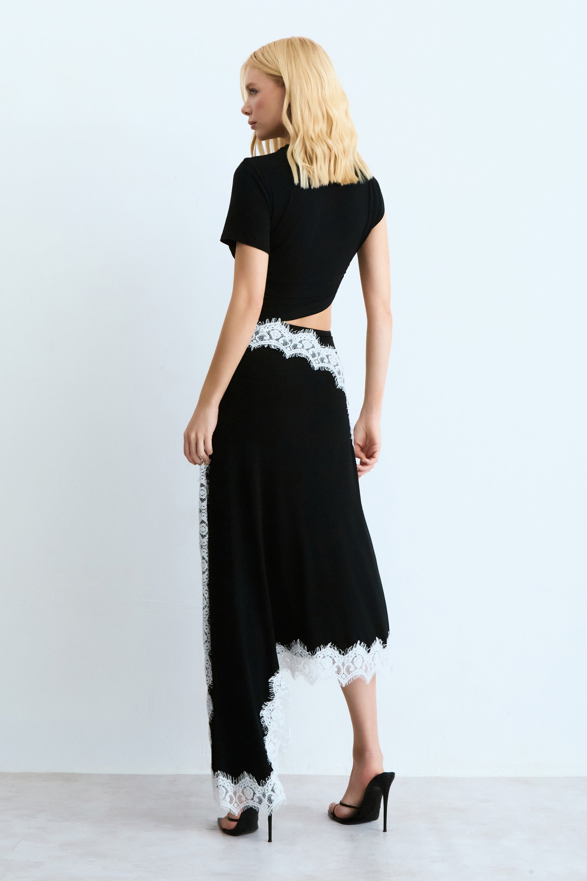VESTIDO MIDI COM ABERTURA LATERAL E DETALHES RENDA COLEÇÃO VERÃO 27