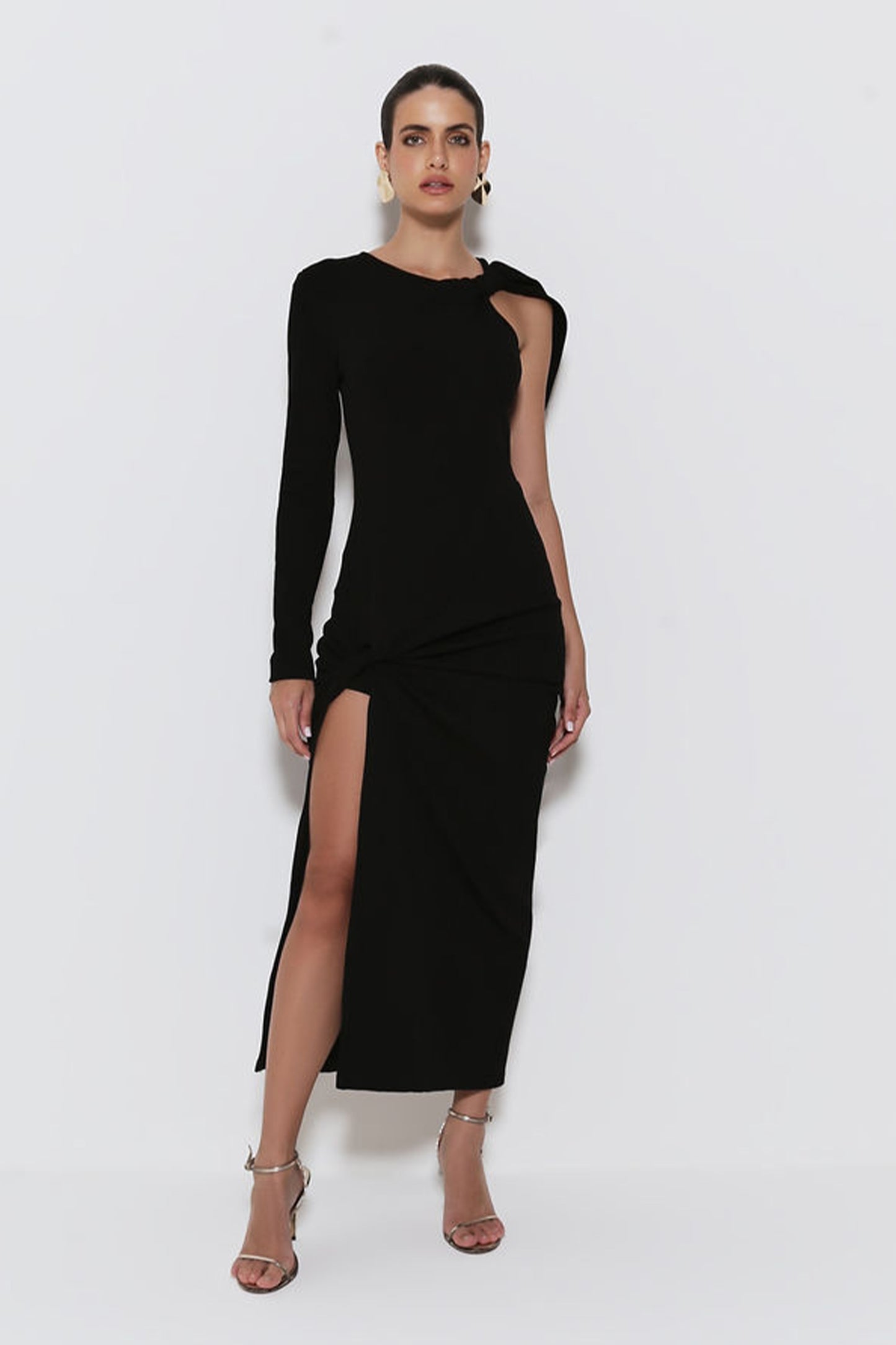 VESTIDO MIDI COM UMA MANGA SÓ COM DETALHE FAIXA OMBRO COLEÇÃO INVERNO 25