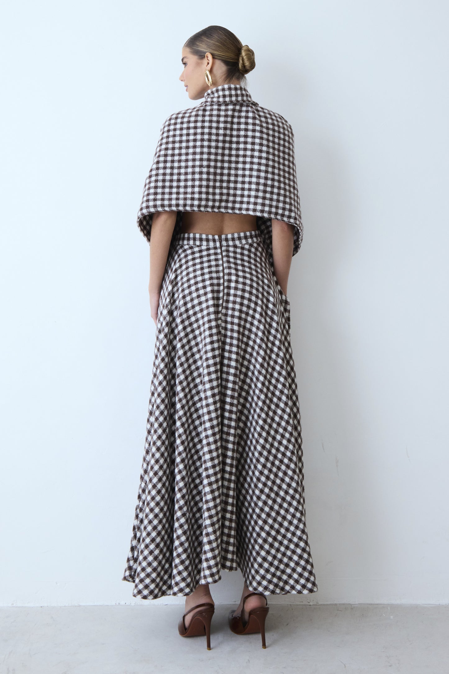 CONJUNTO DE  PONCHO COM GOLA TRADICIONAL TRANSPASSADO E SAIA MIDI AMPLA XADREZ COLEÇÃO INVERNO 26