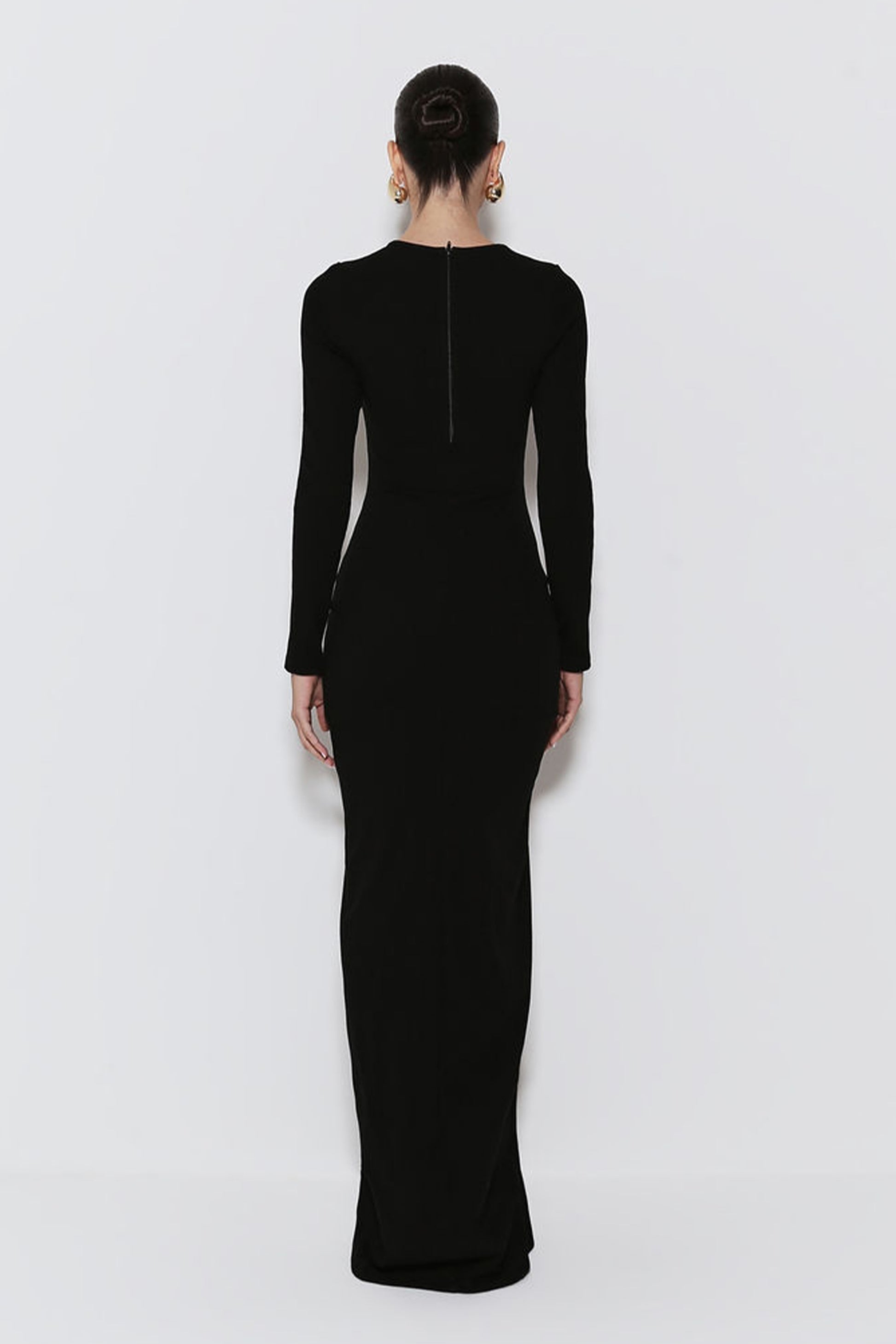 VESTIDO LONGO COM TORÇÃO LATERAL E ABERTURA DIAGONAL COLEÇÃO INVERNO 25