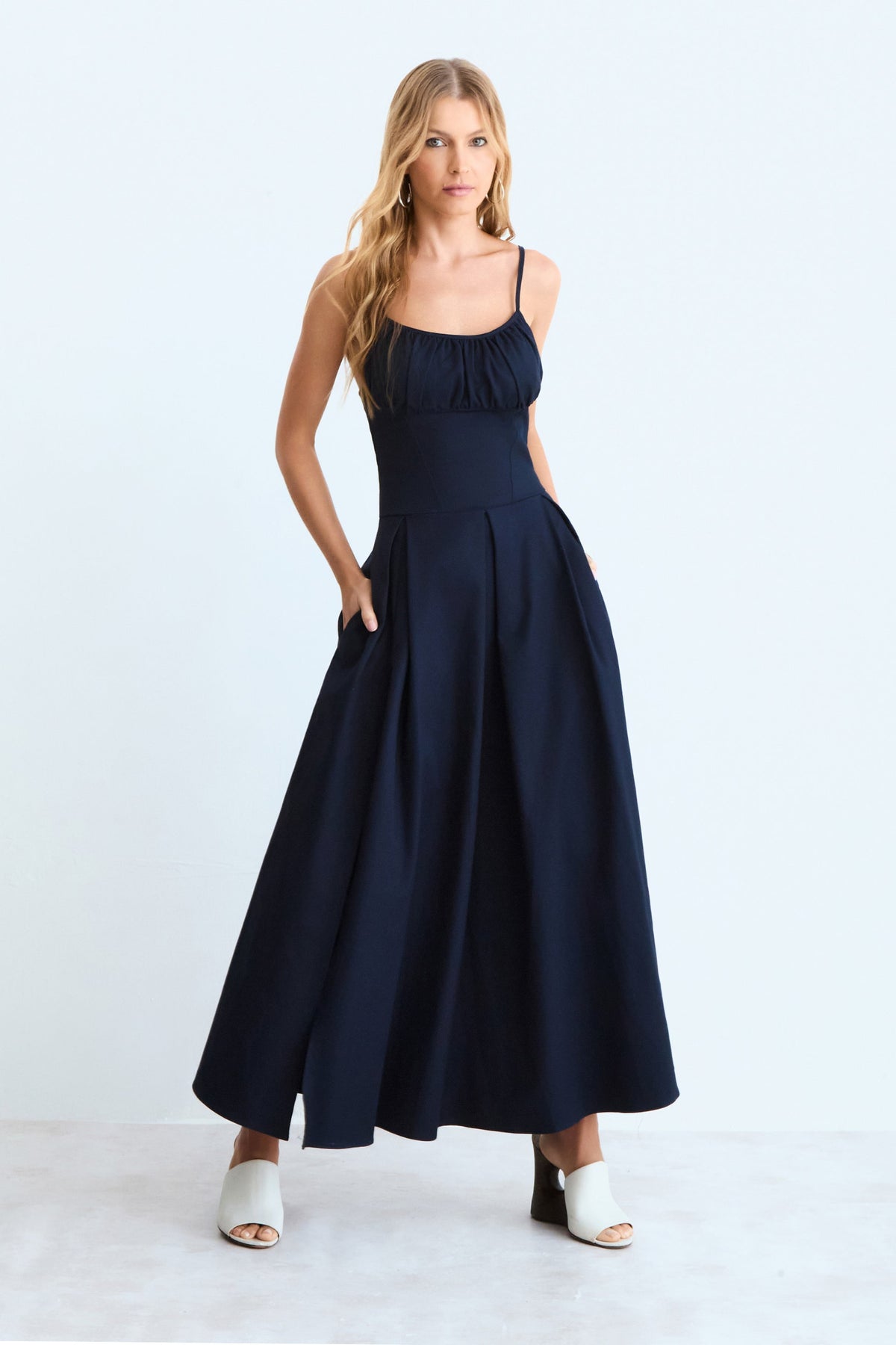 VESTIDO MIDI ACINTURADO COM FRAZIDOS BUSTO E PREGAS COLEÇÃO VERÃO 27