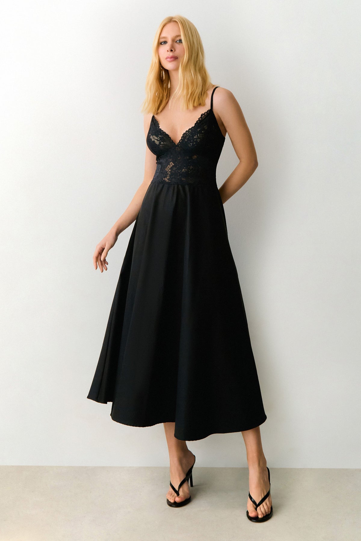 VESTIDO MIDI EM RENDA  ALÇA FINA E SAIA ESTRUTURADA COLEÇÃO VERÃO 27