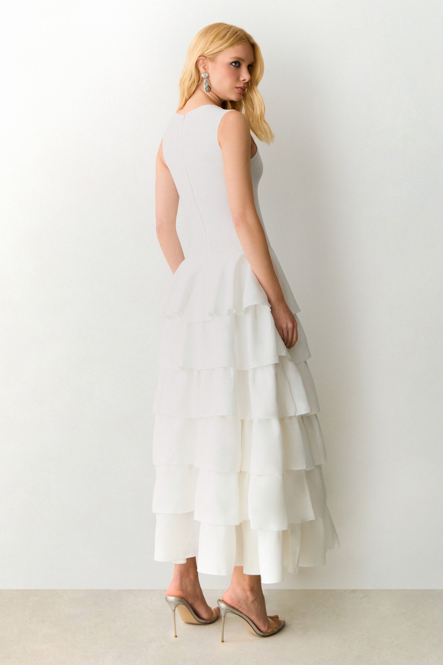 VESTIDO MIDI ALONGADO COM BABADOS E VOLUME COLEÇÃO VERÃO 27