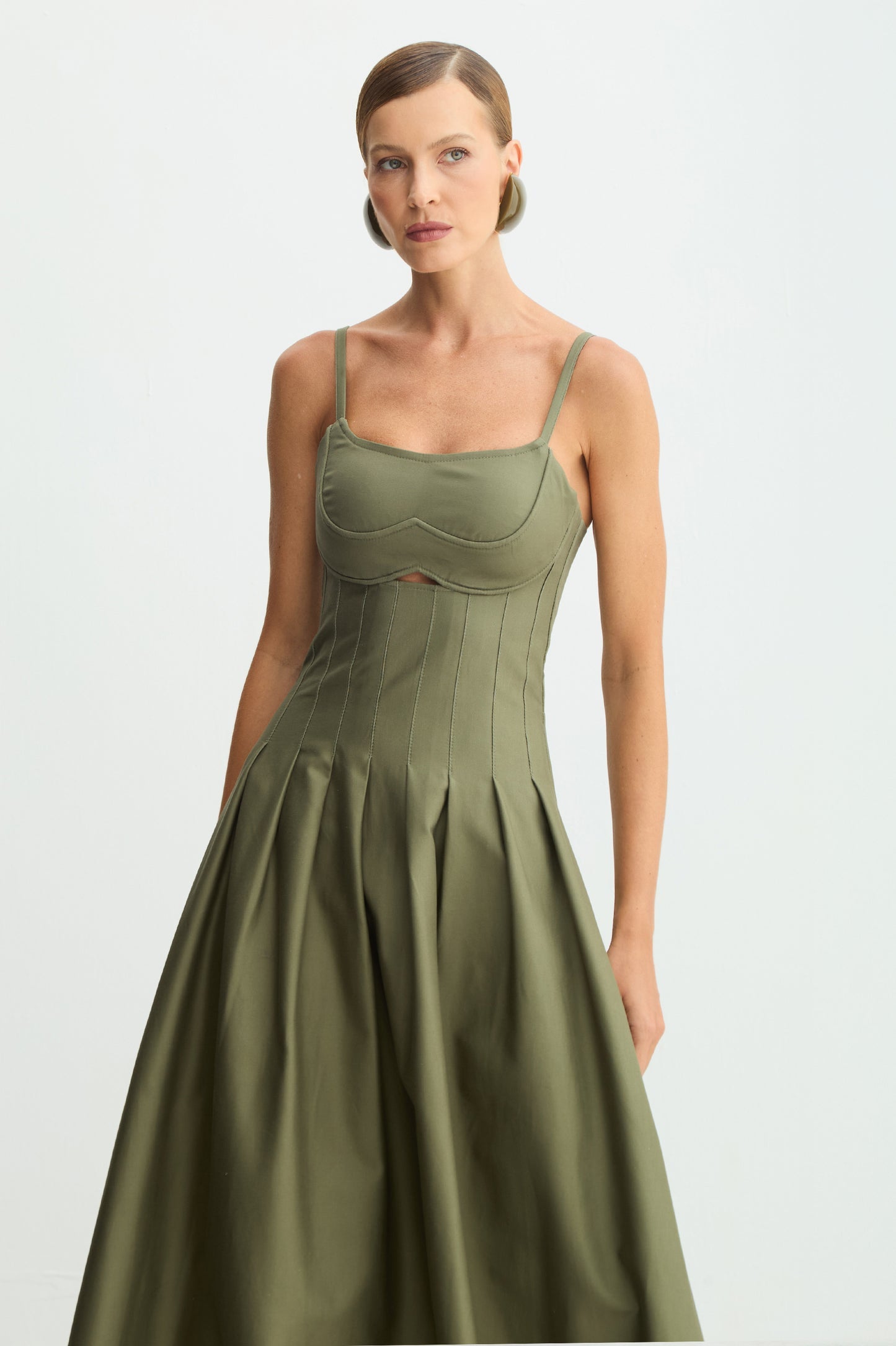 VESTIDO LONGO ACINTURADO PREGAS SAIA RECORTE BUSTO COLEÇÃO INVERNO 26