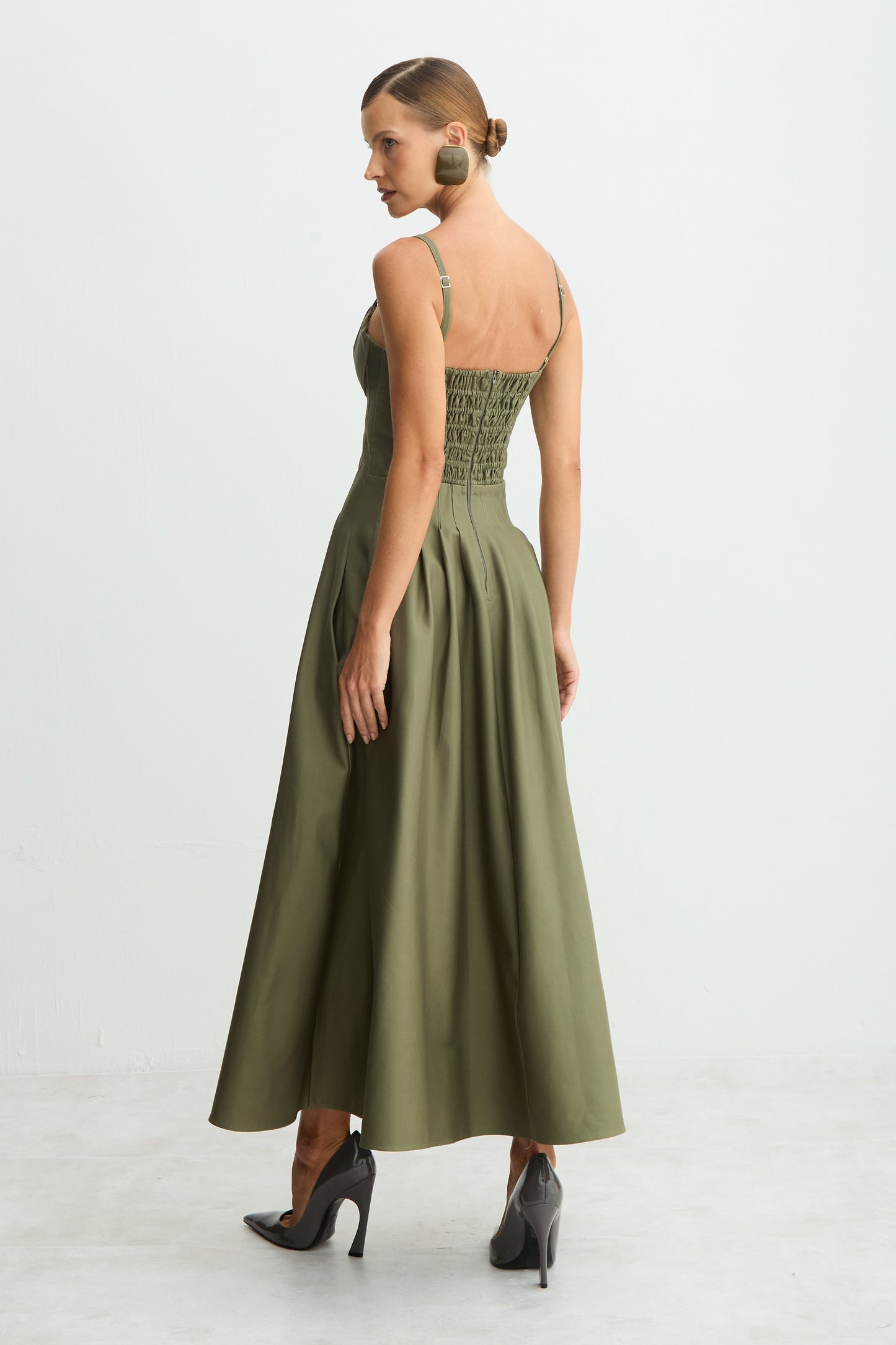 VESTIDO LONGO ACINTURADO PREGAS SAIA RECORTE BUSTO COLEÇÃO INVERNO 26