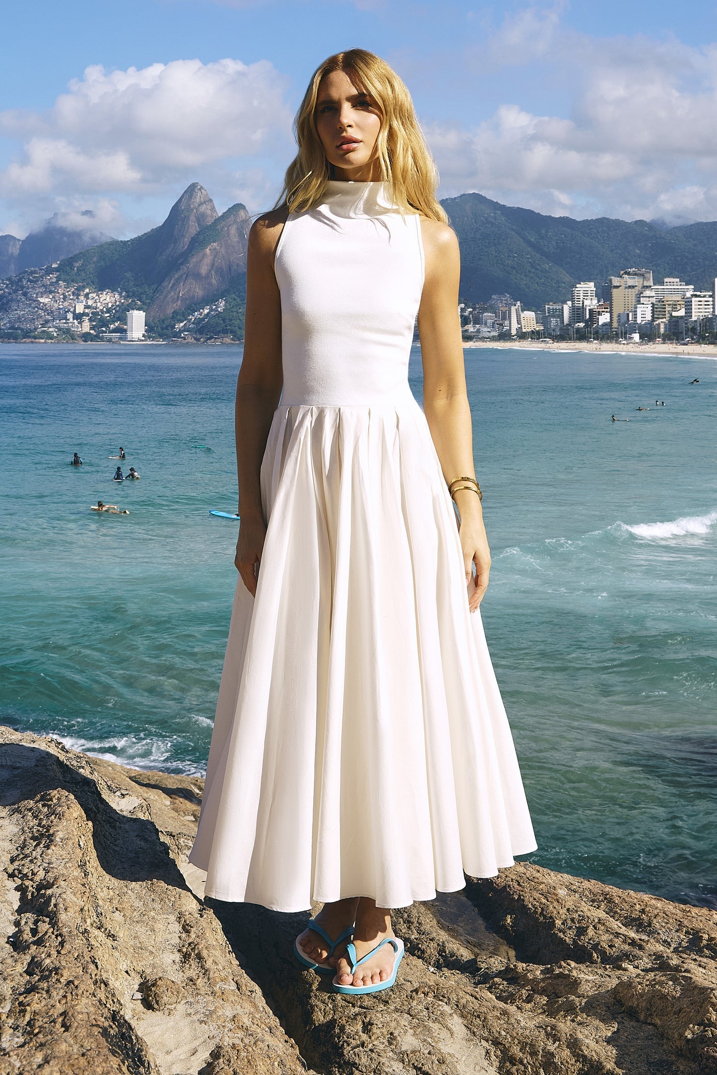 VESTIDO MIDI GOLA ALTA COM BARRA AMPLA RODADA COLEÇÃO VERÃO 27