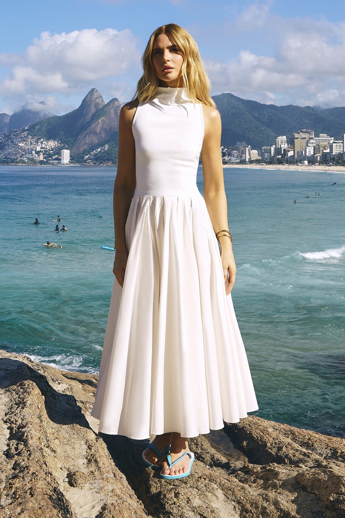 VESTIDO MIDI GOLA ALTA COM BARRA AMPLA RODADA COLEÇÃO VERÃO 27